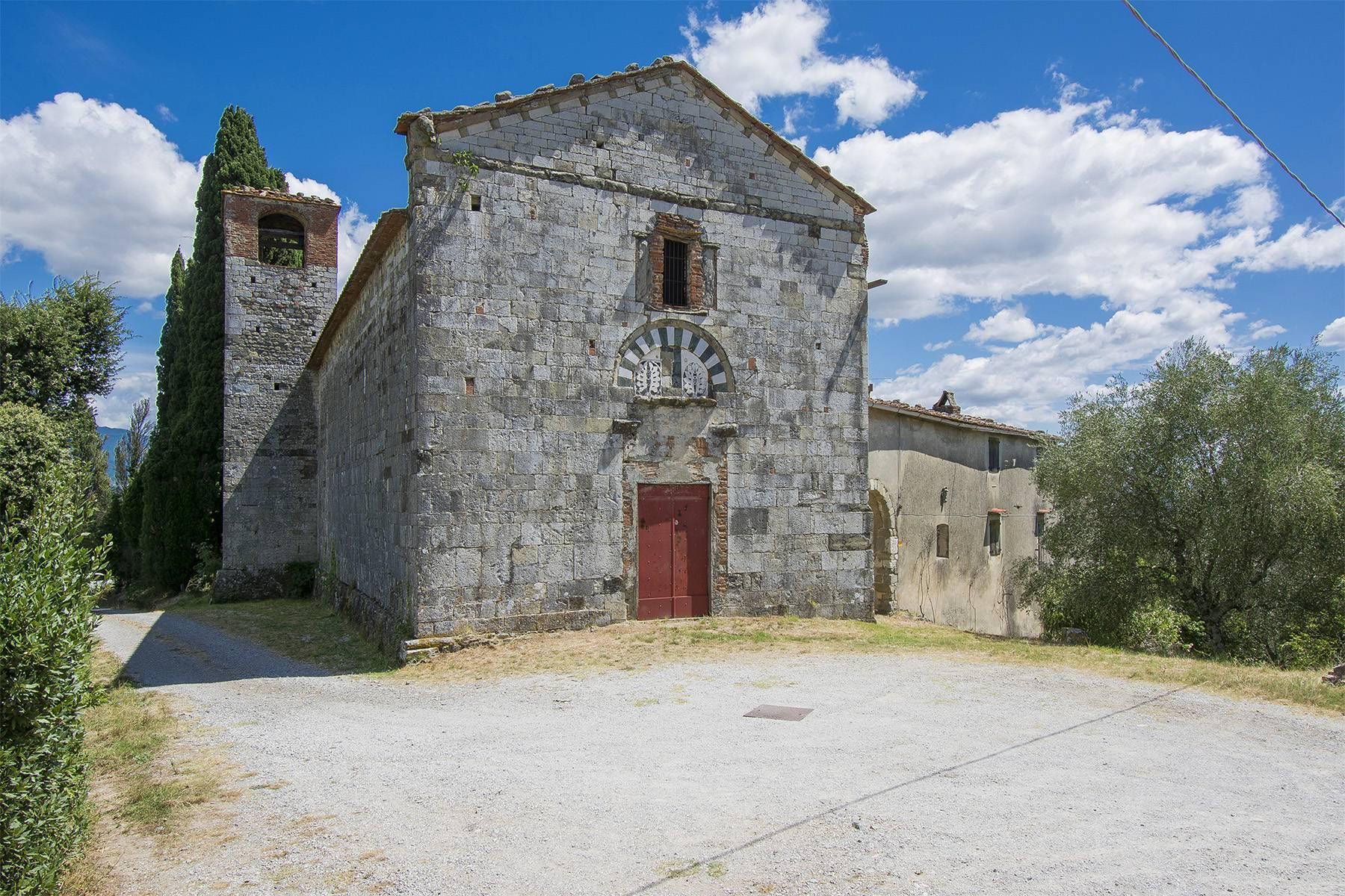 Charmantes Bauernhaus mit einer Pfarrkirche aus dem 10. Jahrhundert in der Landschaft von Pistoia - 1
