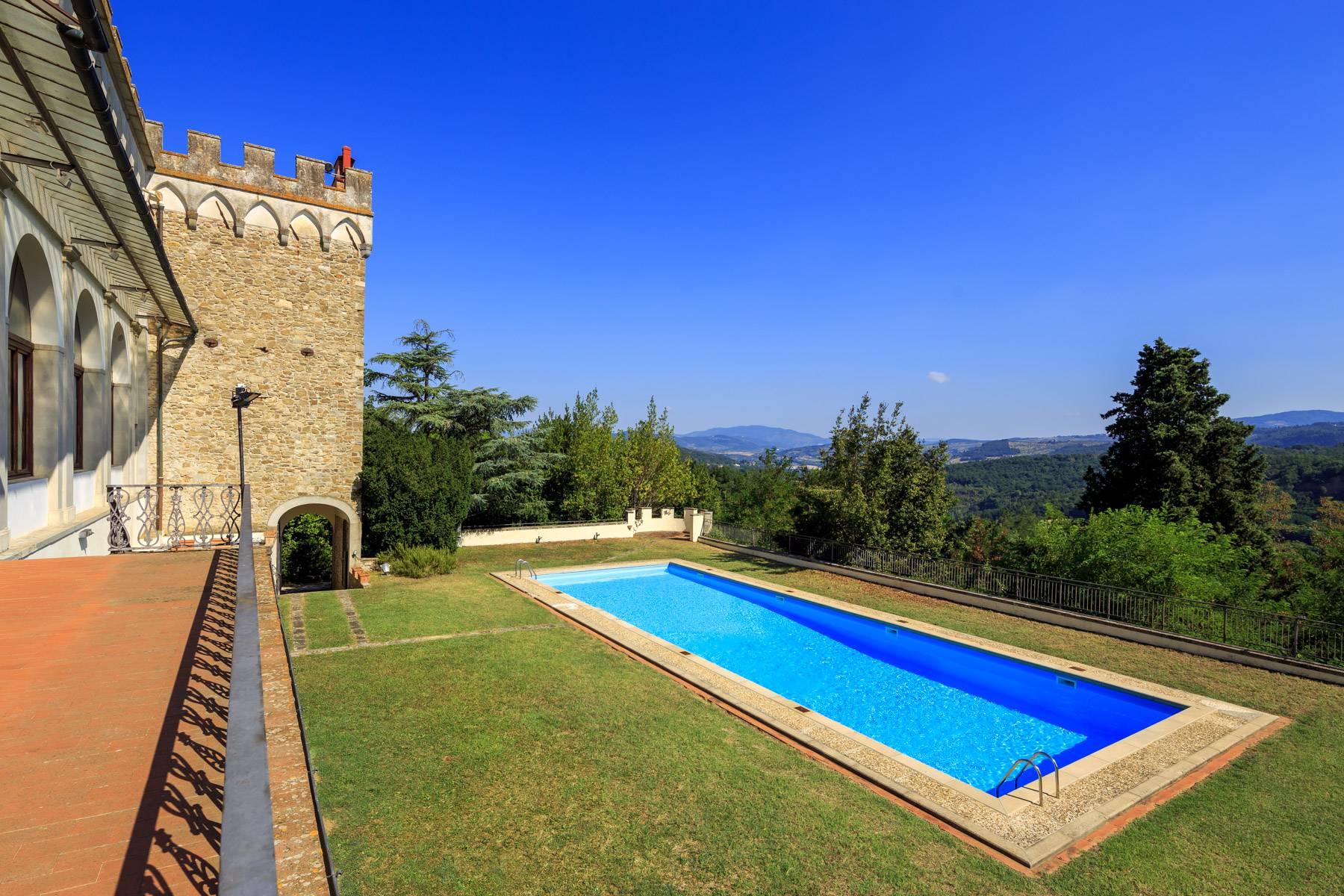Hervorragendes Schloss auf den Hügeln von Florenz - 27