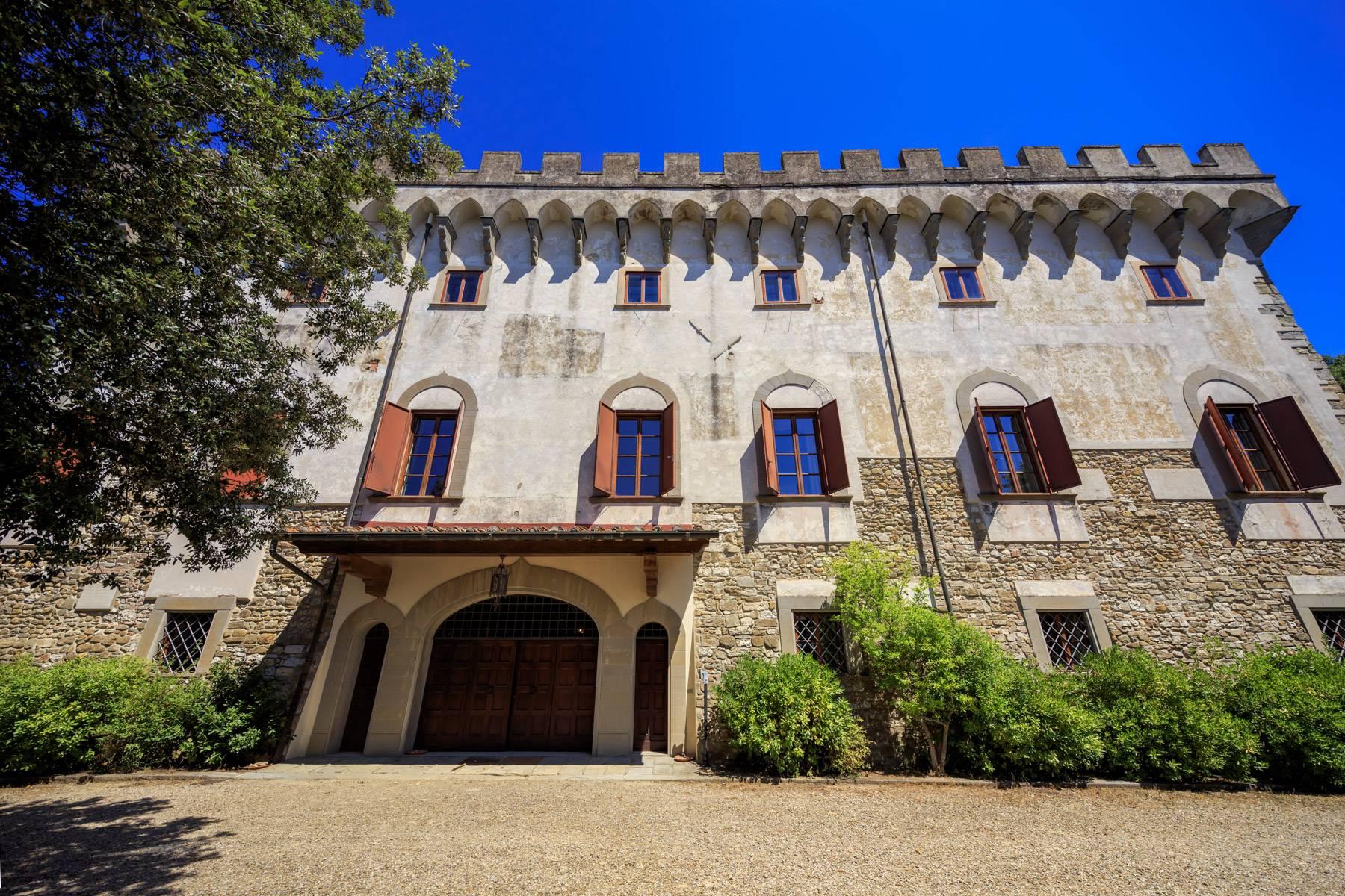 Hervorragendes Schloss auf den Hügeln von Florenz - 19