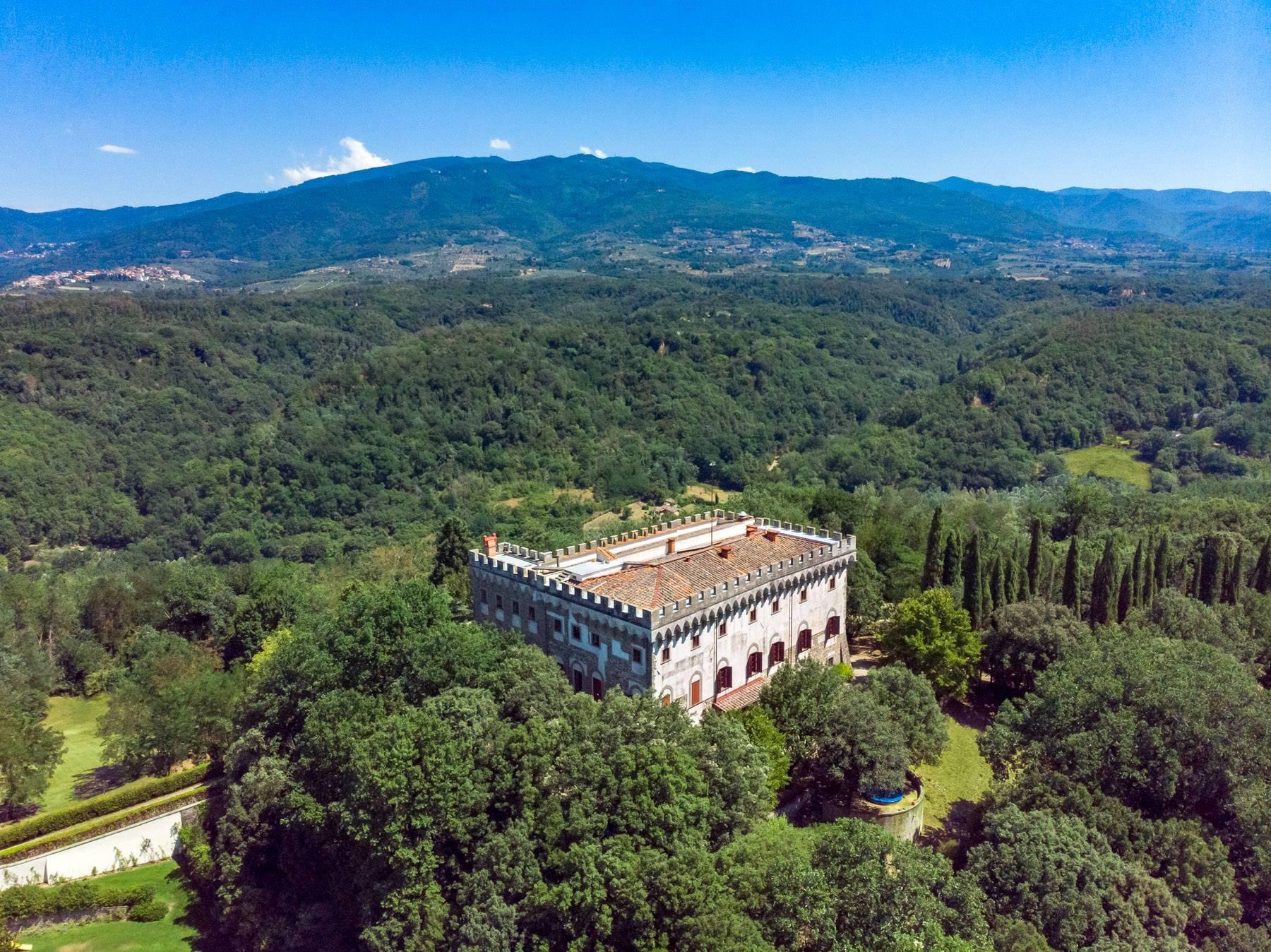 Hervorragendes Schloss auf den Hügeln von Florenz - 23