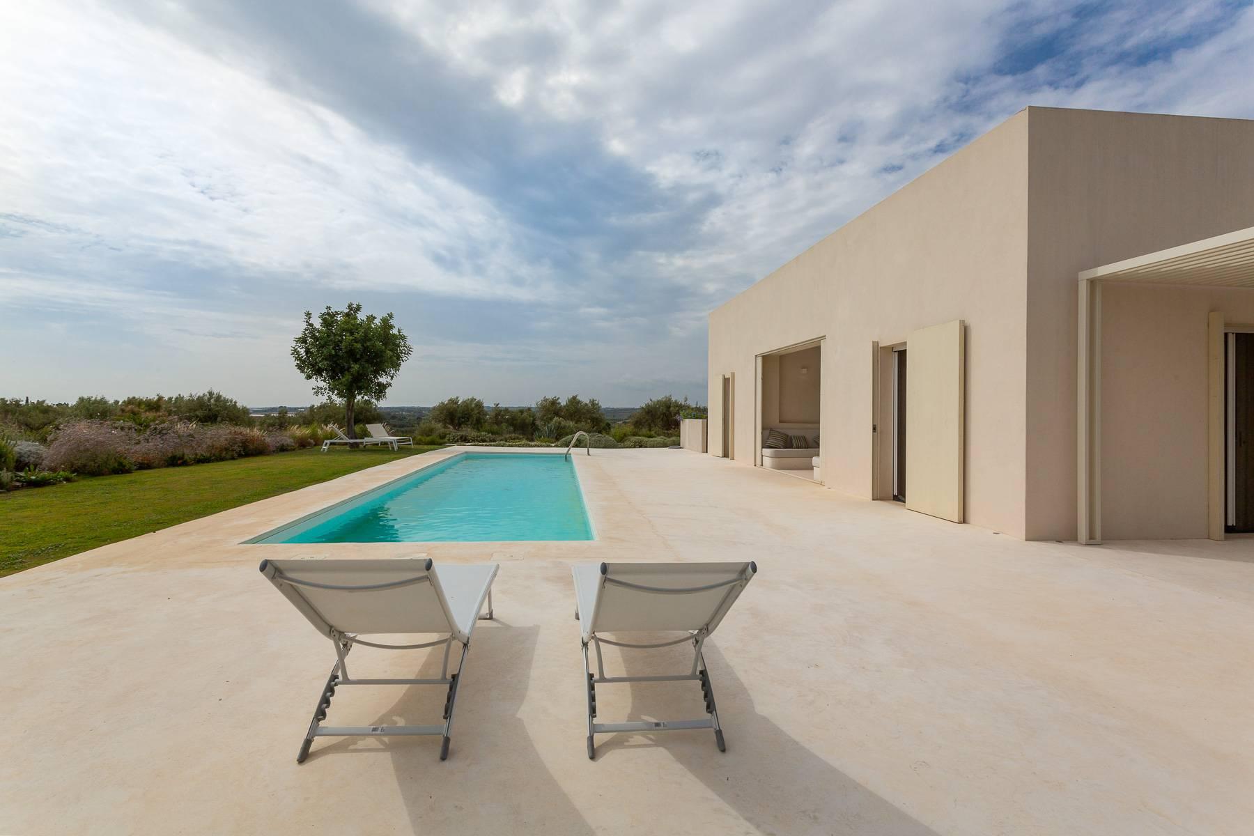 Moderne Villa mit Swimmingpool und Blick auf das Vendicari-Reservat - 1