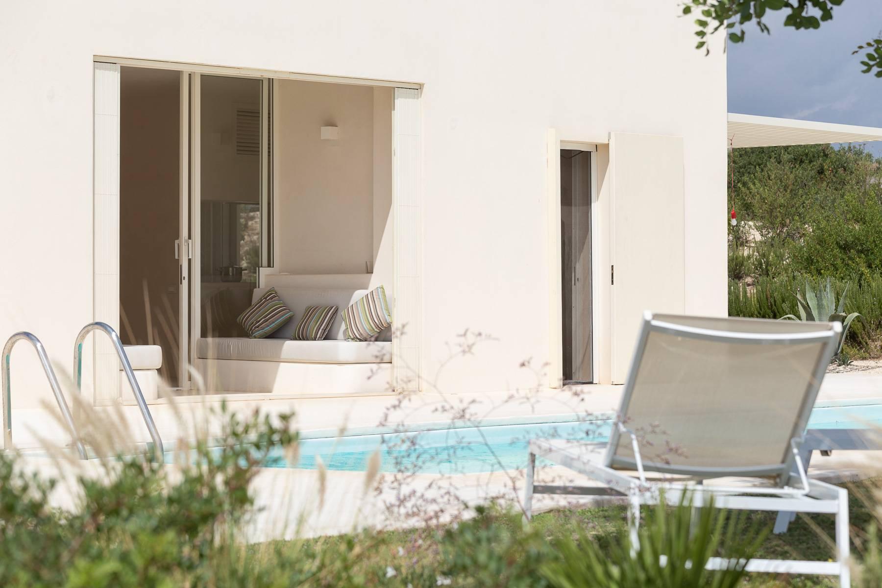 Moderne Villa mit Swimmingpool und Blick auf das Vendicari-Reservat - 16