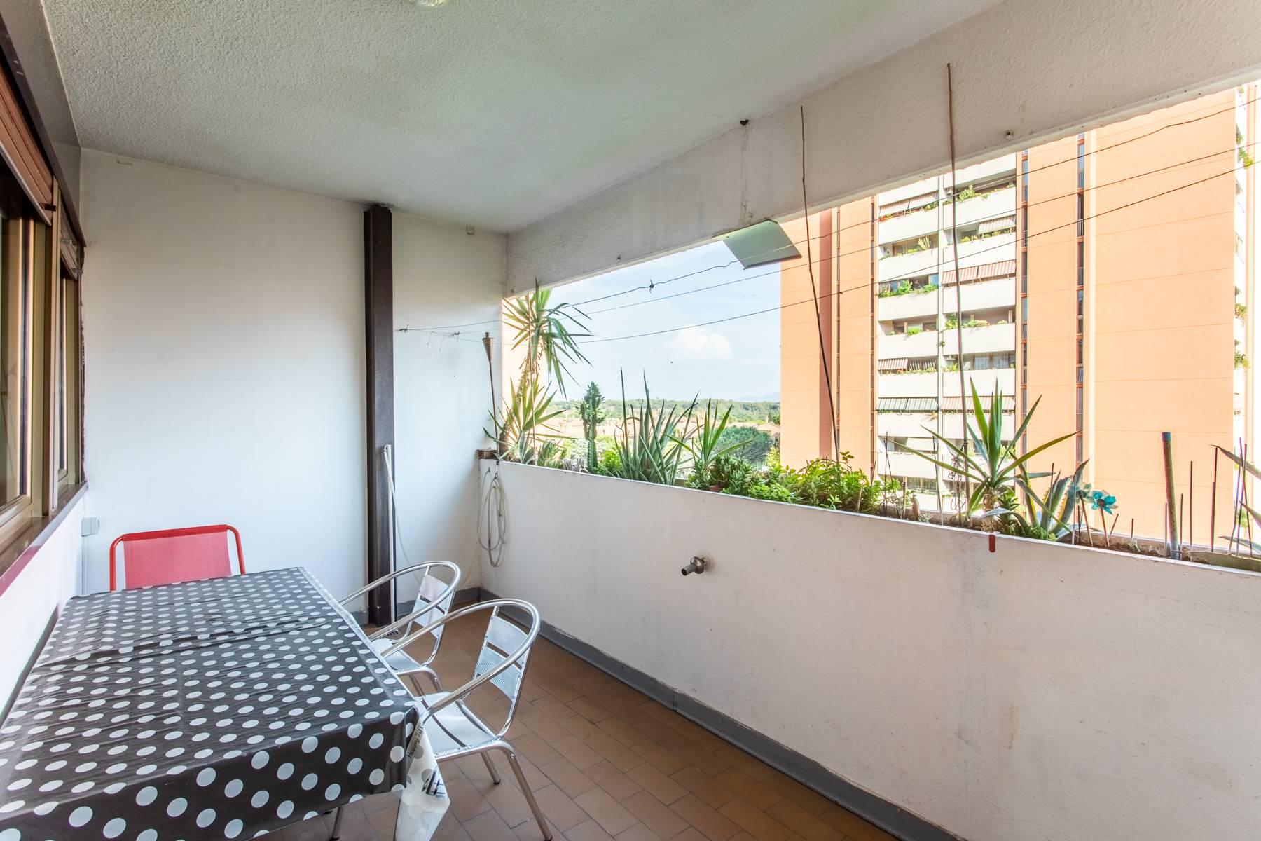 Luminoso appartamento con terrazzo esclusivo e piscina condominiale - 4
