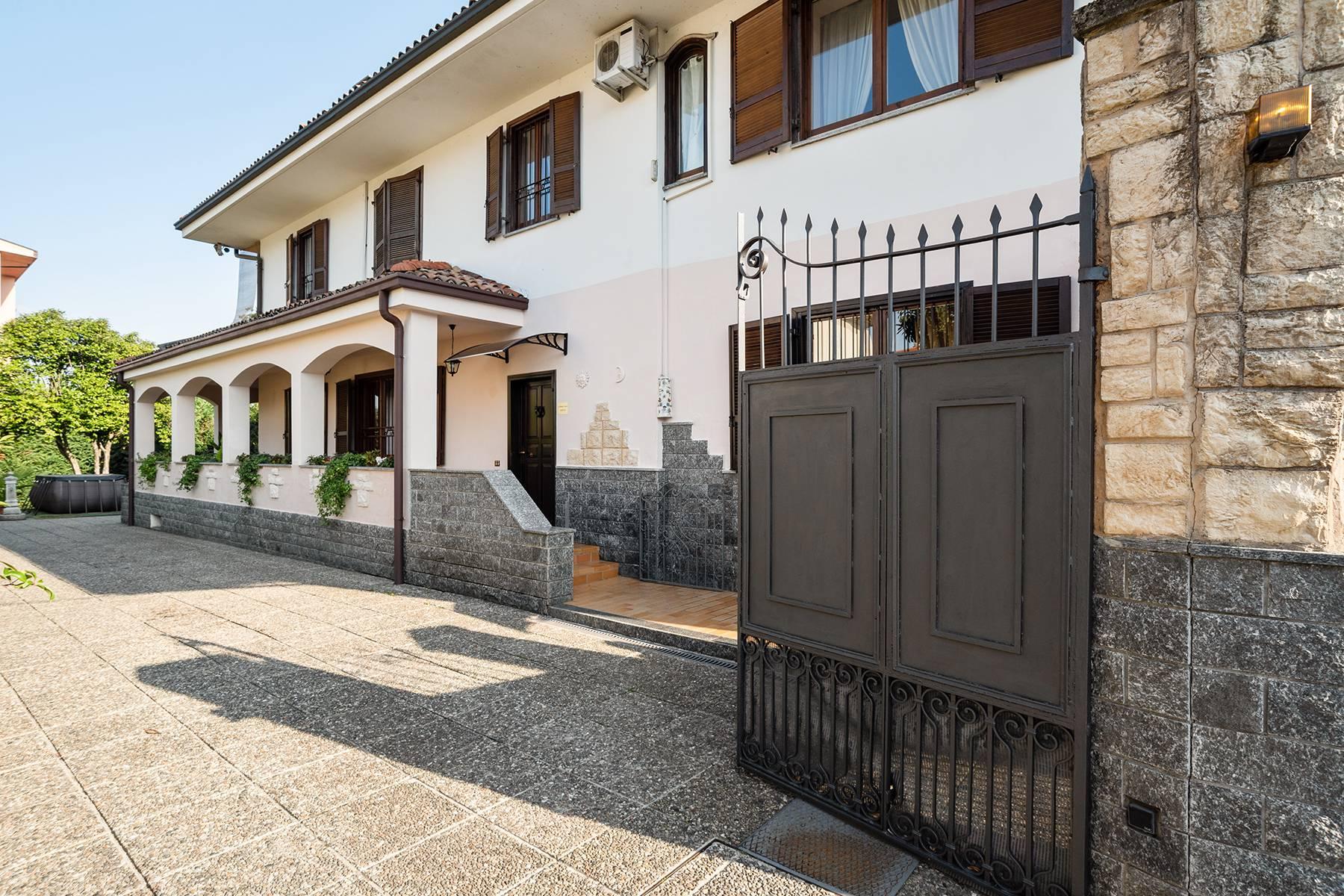 Independent villa a few steps from the heart of Arona - 3
