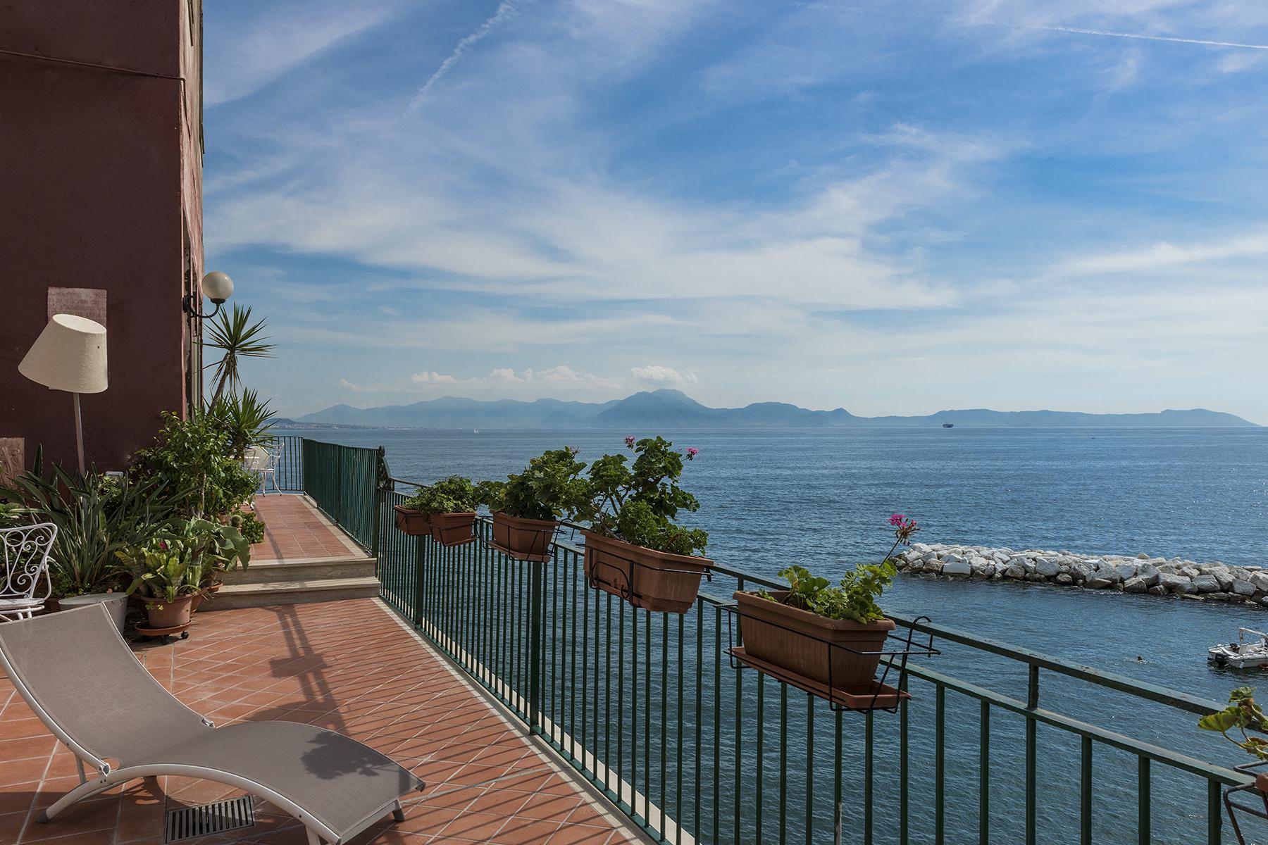 Первая линия моря! Потрясающаие апартаменты в исторической вилле в Неаполе, Италия - 20