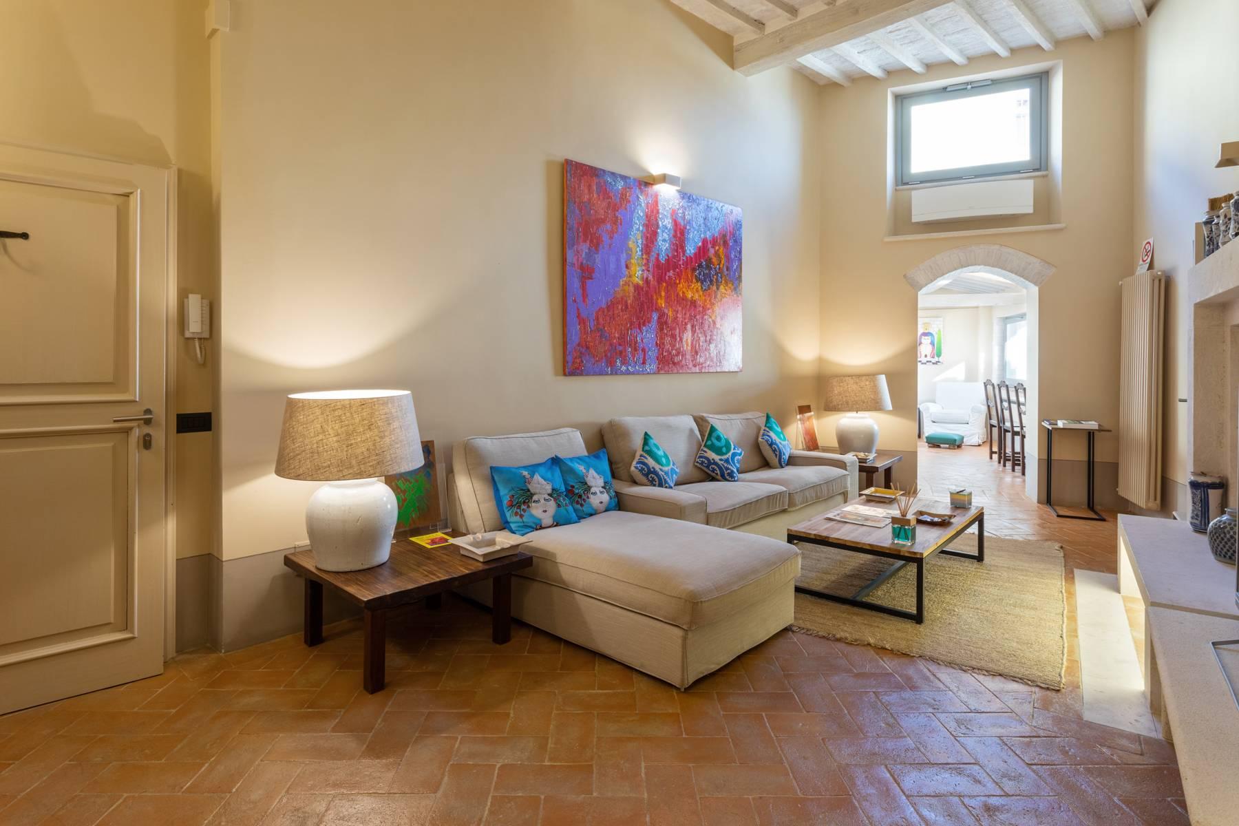 Prestigious apartment with frescoes in an historic palace - 1