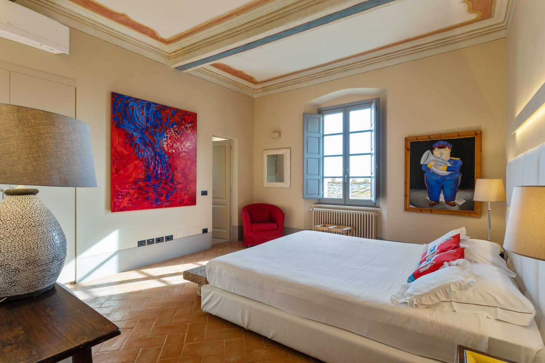 Prestigious apartment with frescoes in an historic palace - 14
