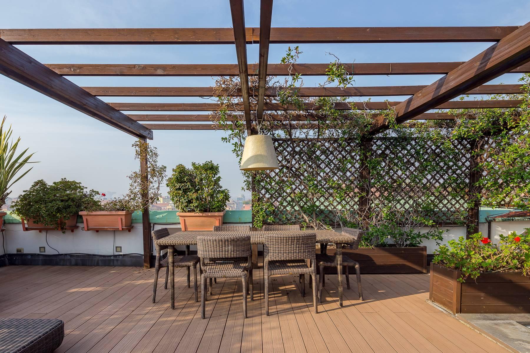 Spectaculaire super penthouse avec terrasse meublée et plantée dans le quartier Fiera - 14