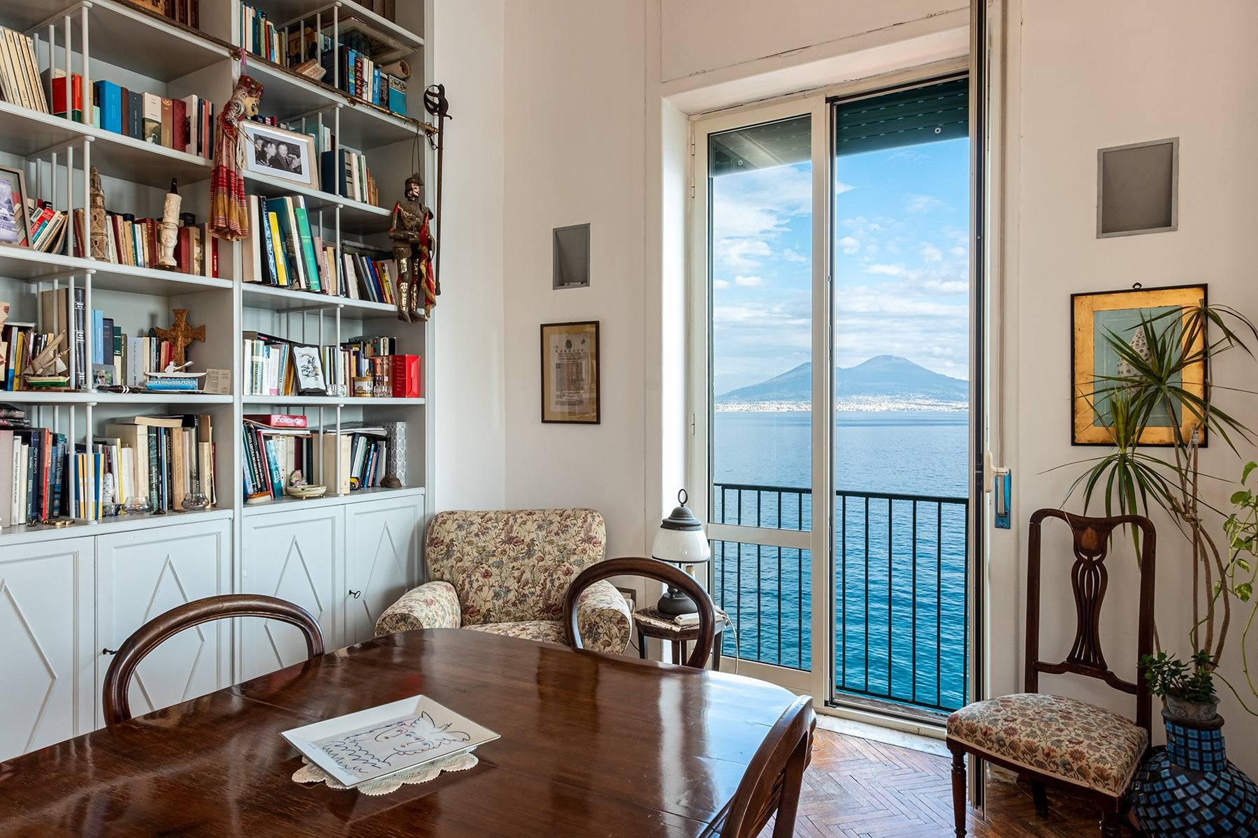Первая линия моря! Потрясающие апартаменты в старинной вилле в Неаполе, Италия - 21