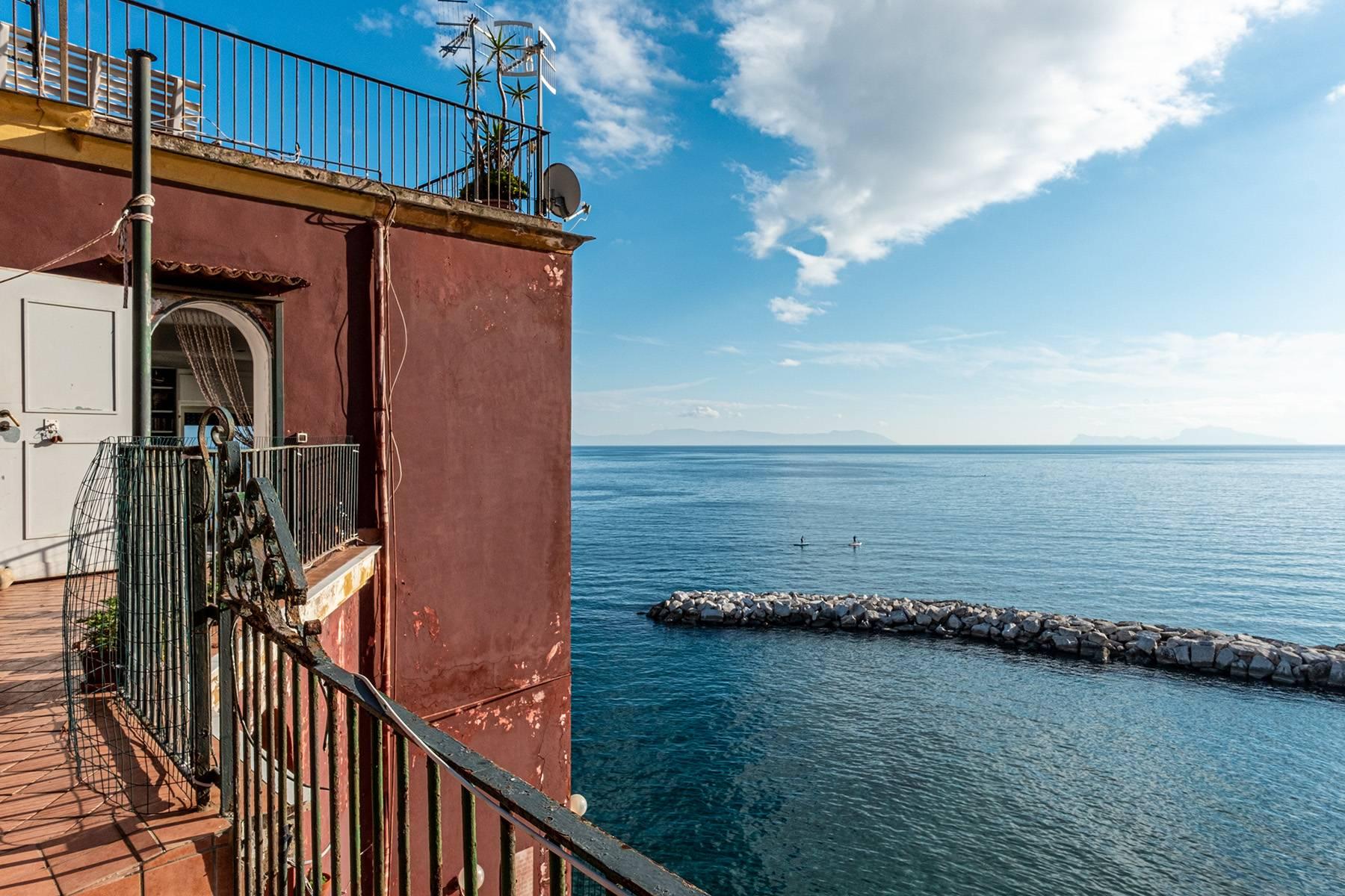 Первая линия моря! Потрясающие апартаменты в старинной вилле в Неаполе, Италия - 20