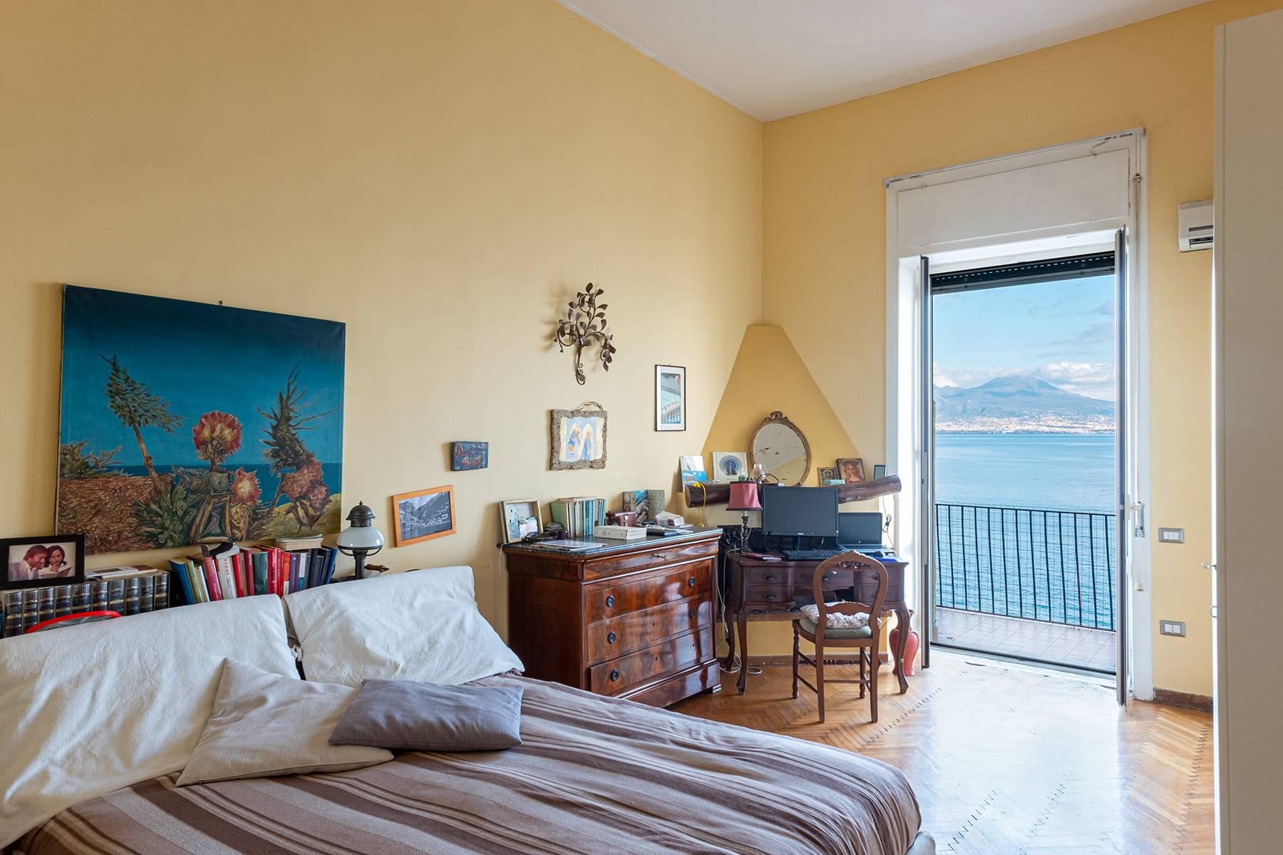 Первая линия моря! Потрясающие апартаменты в старинной вилле в Неаполе, Италия - 18