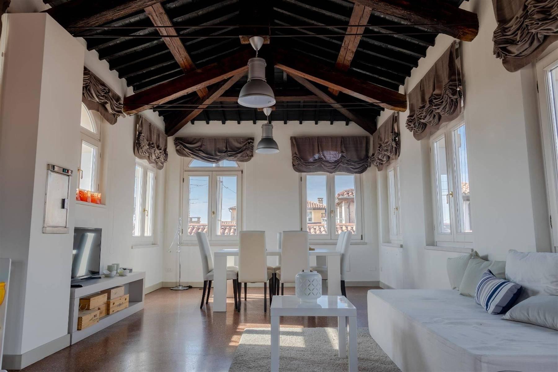 Elegant penthouse in the heart of Verona - 2