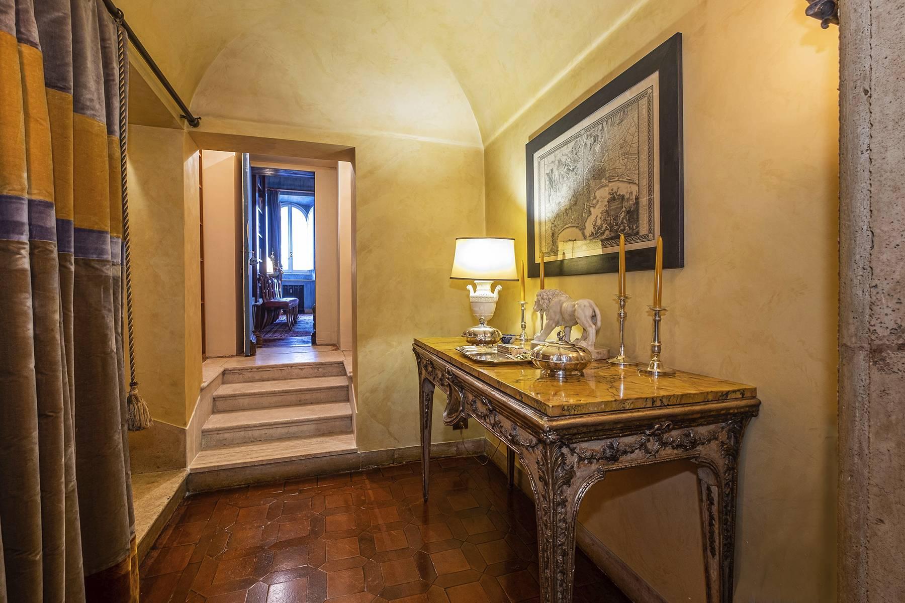 Magnifico piano nobile affrescato con terrazzo nella cinquecentesca Casa Sangalletti - 4