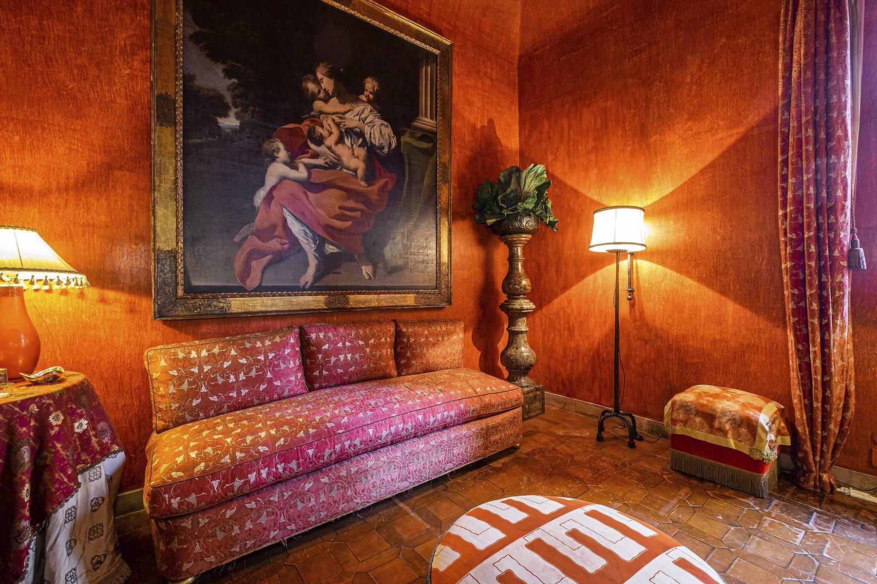 Magnifico piano nobile affrescato con terrazzo nella cinquecentesca Casa Sangalletti - 3