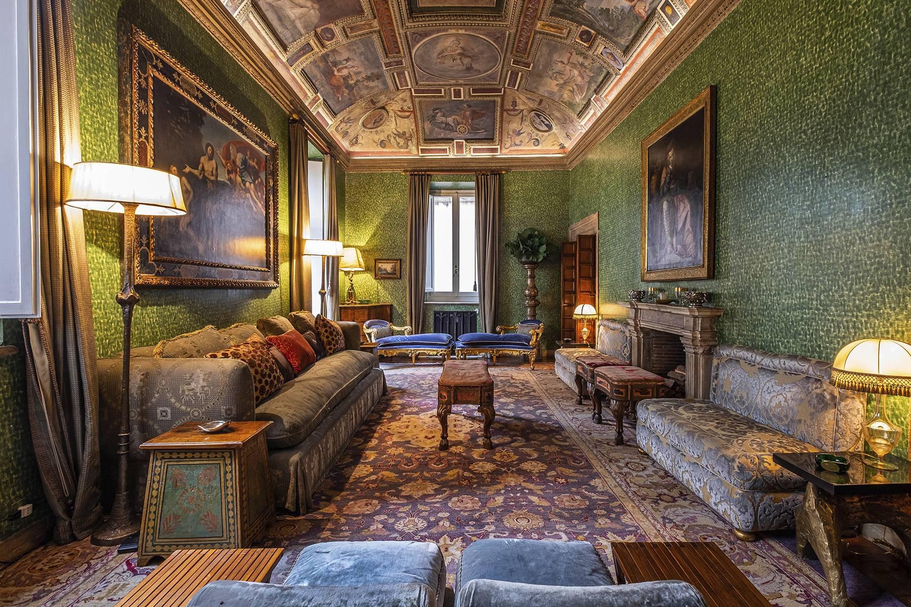 Magnifico piano nobile affrescato con terrazzo nella cinquecentesca Casa Sangalletti - 2