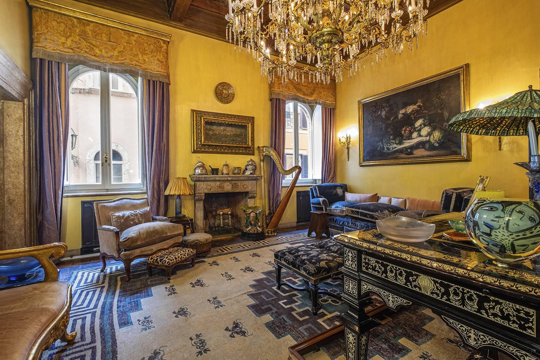 Magnifico piano nobile affrescato con terrazzo nella cinquecentesca Casa Sangalletti - 15