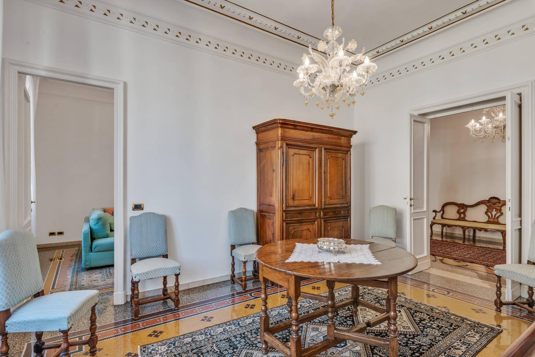 Prestigious 275 sqm apartment inside a period building in Carignano - 5