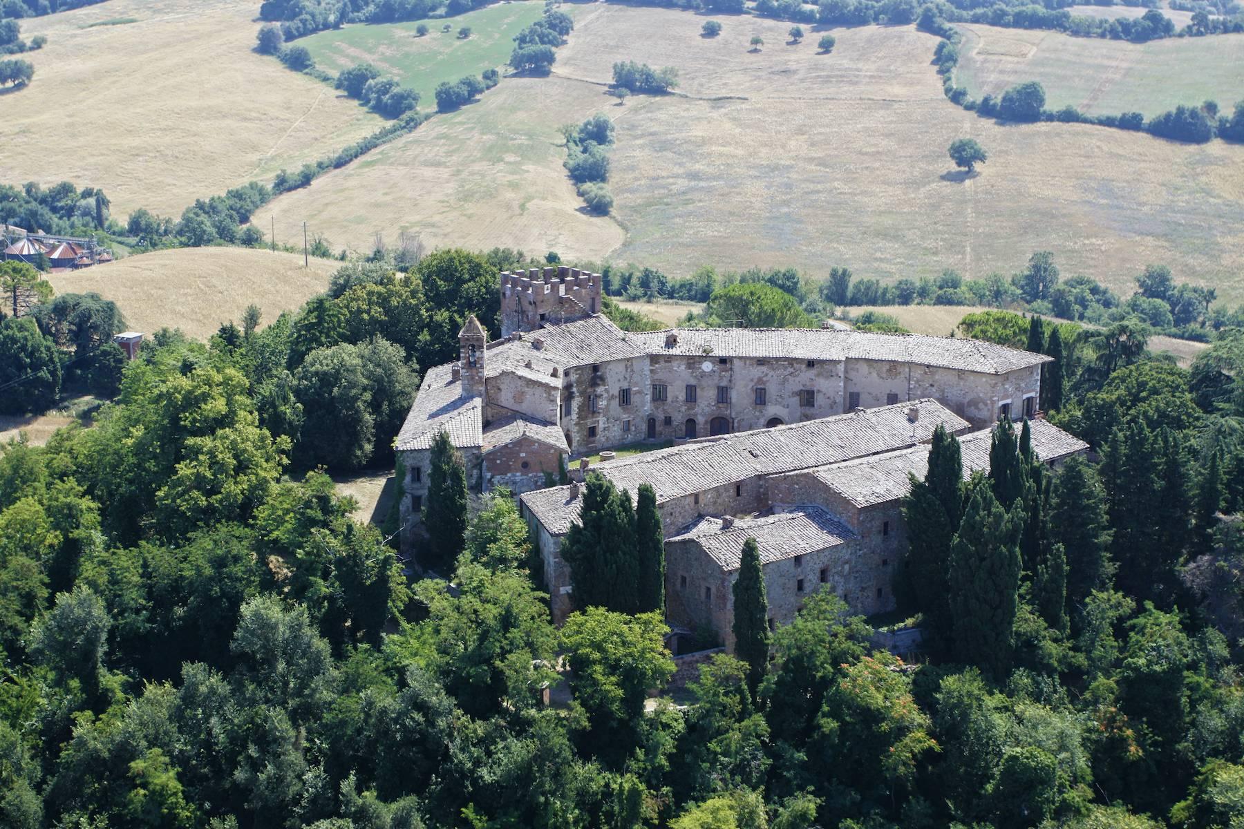 Herrliches Schloss mit Burg aus dem 12. jahrhundert auf dem Land von Siena - 2