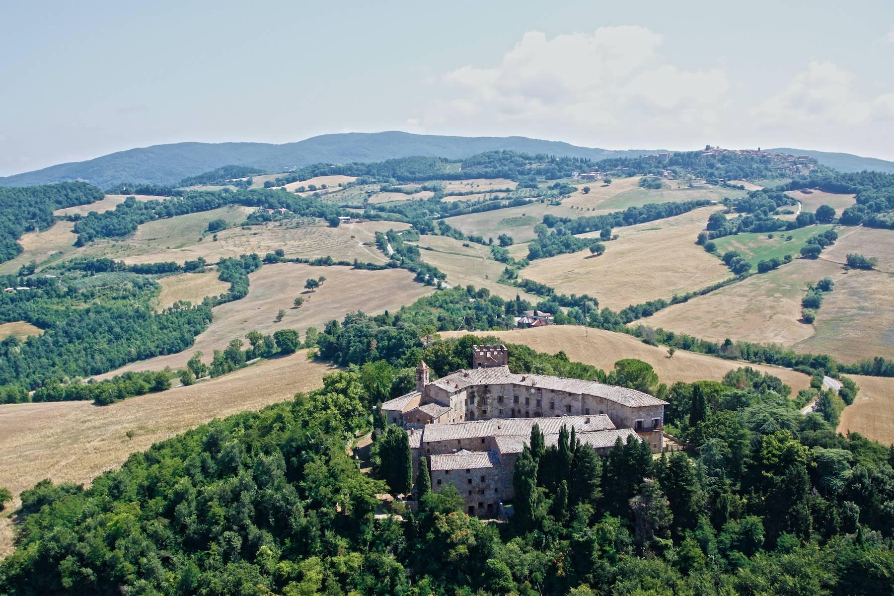 Herrliches Schloss mit Burg aus dem 12. jahrhundert auf dem Land von Siena - 1