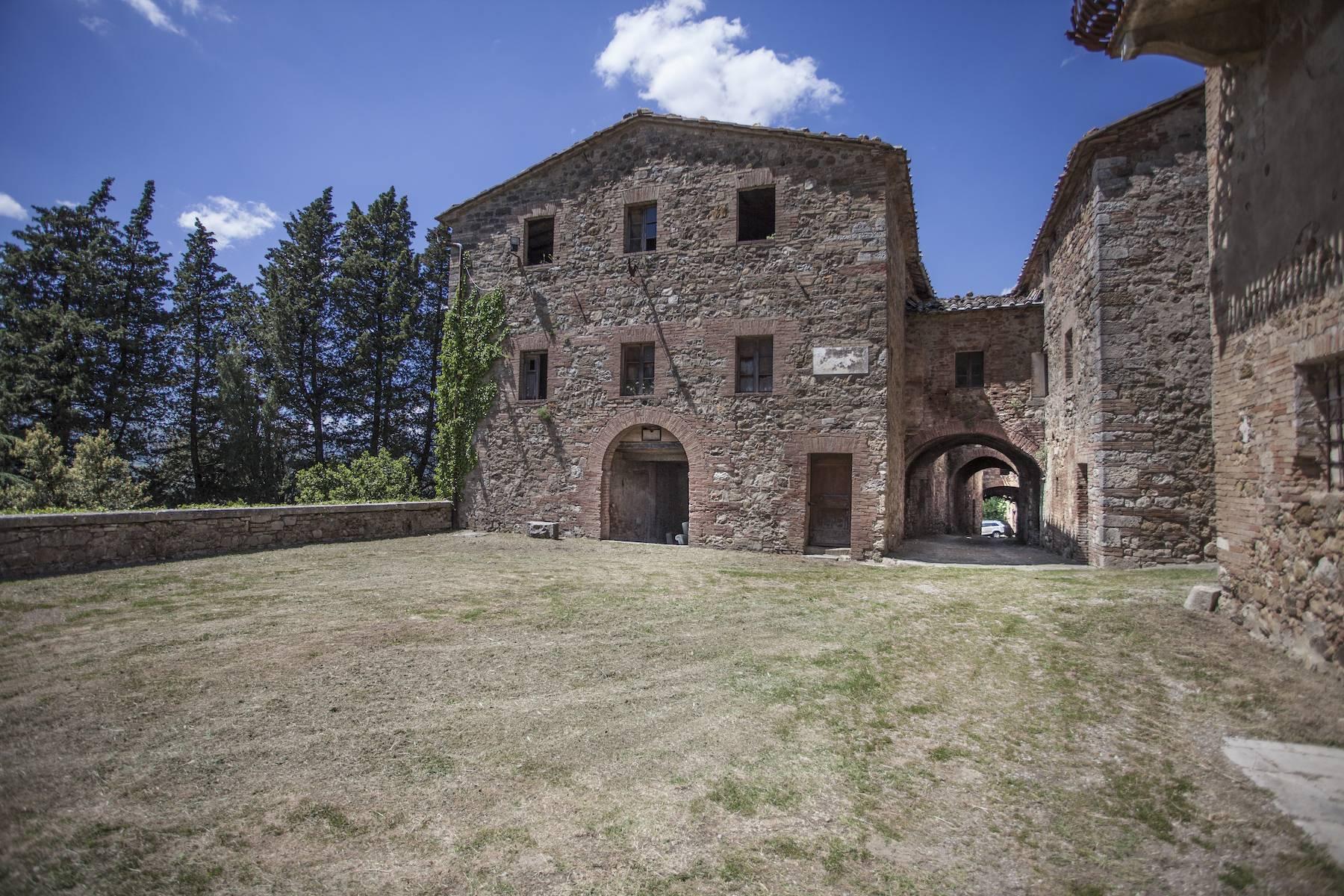 Herrliches Schloss mit Burg aus dem 12. jahrhundert auf dem Land von Siena - 3