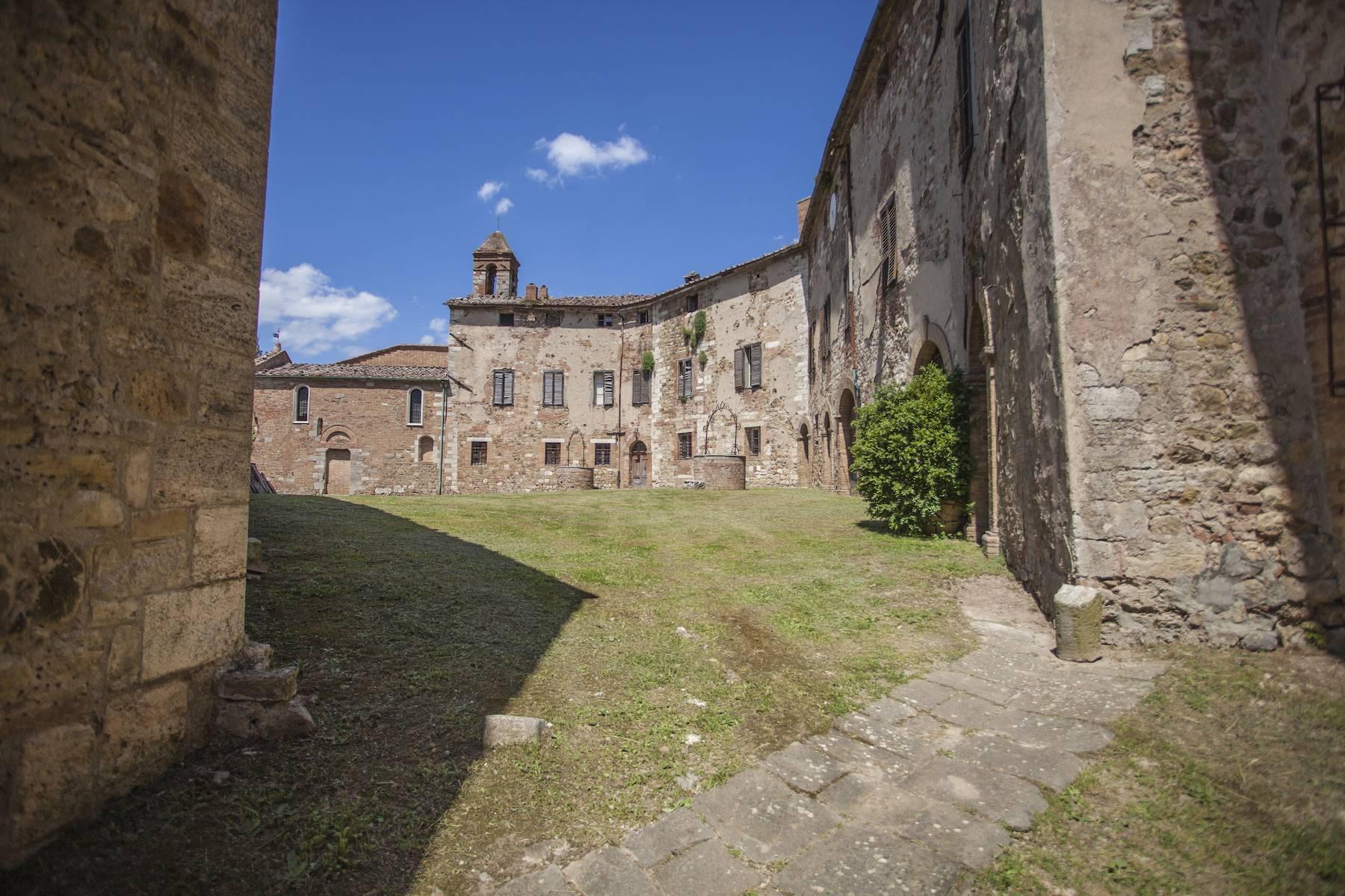 Herrliches Schloss mit Burg aus dem 12. jahrhundert auf dem Land von Siena - 4