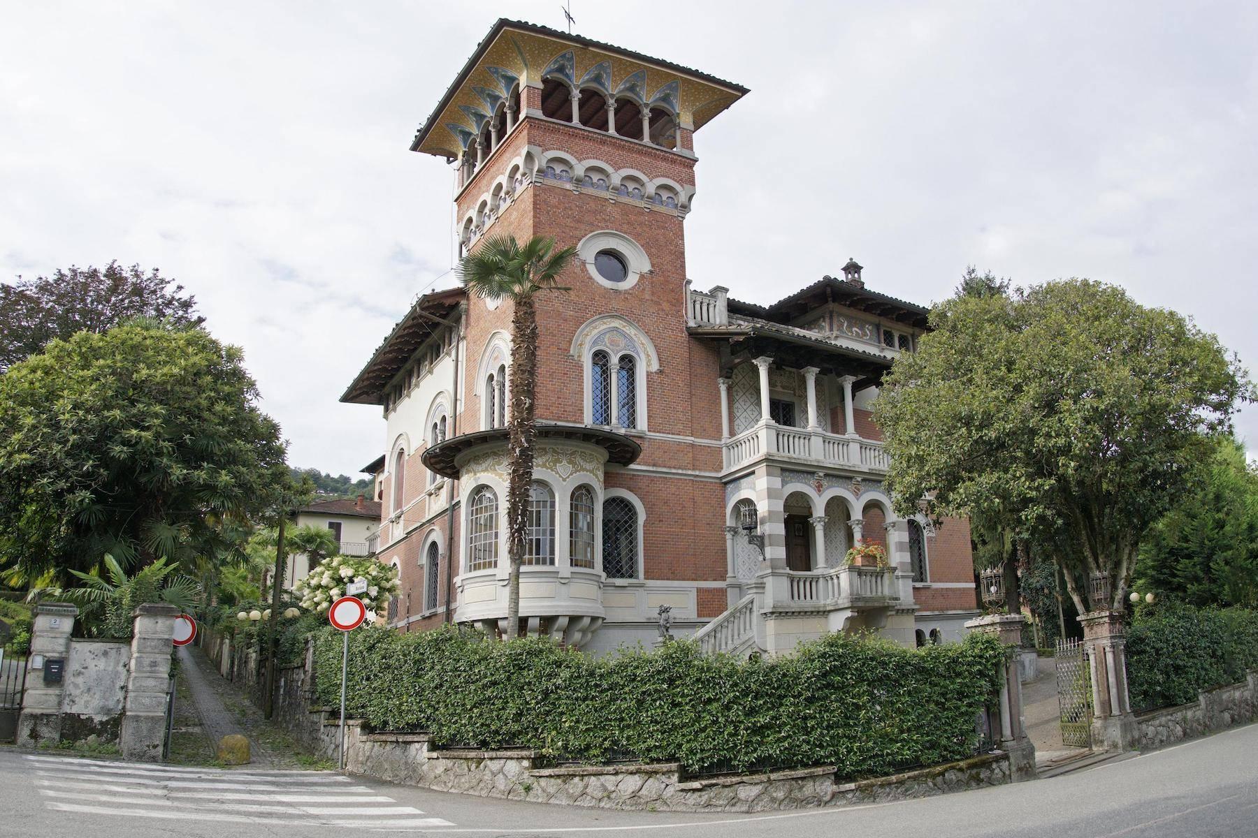 Majestic period villa with swimming pool and tower in the heart of Stresa - 2