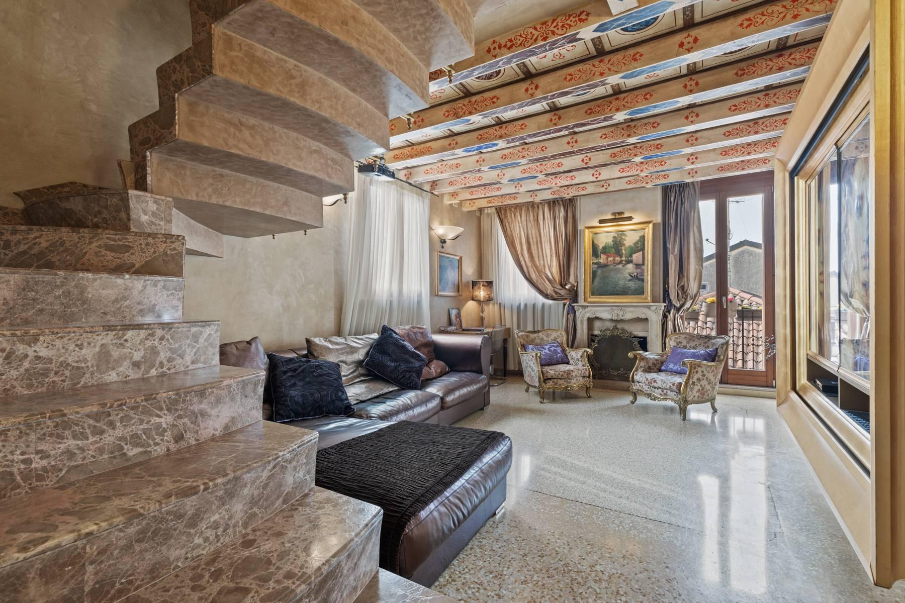 Elegant apartment in the heart of Verona on the corner of Via Mazzini and Piazza Erbe - 2
