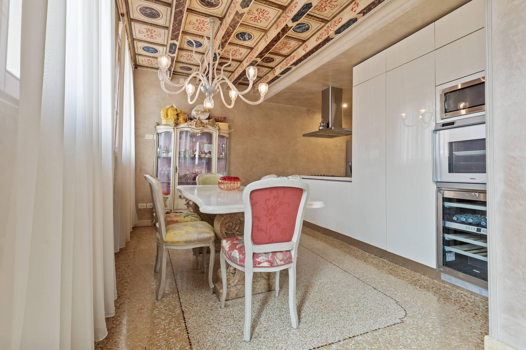 Elegante attico nel cuore di Verona all'angolo di Via Mazzini e Piazza Erbe - 6