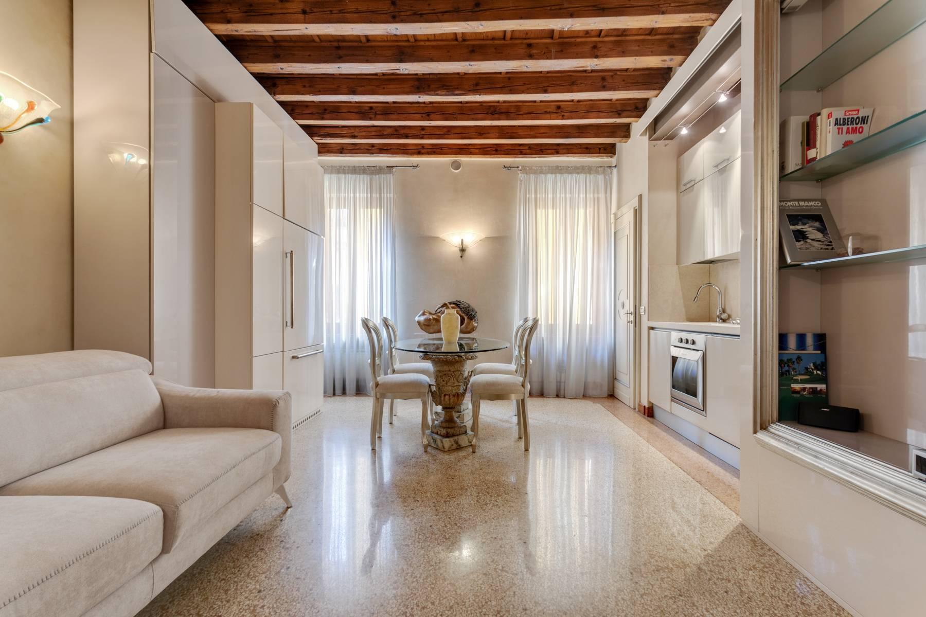 Exquisite apartment just few steps away from Piazza delle Erbe - 1