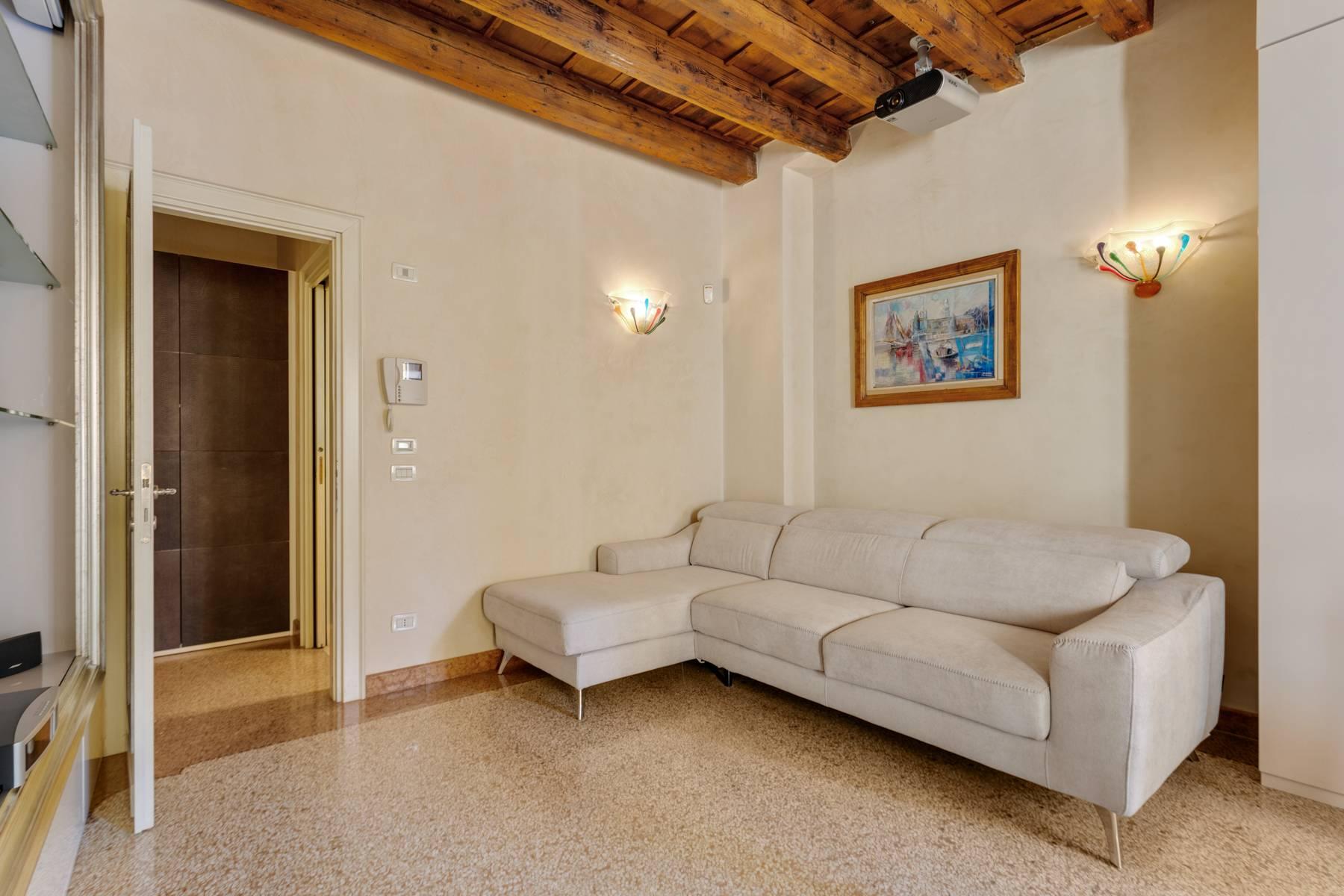 Exquisite apartment just few steps away from Piazza delle Erbe - 17