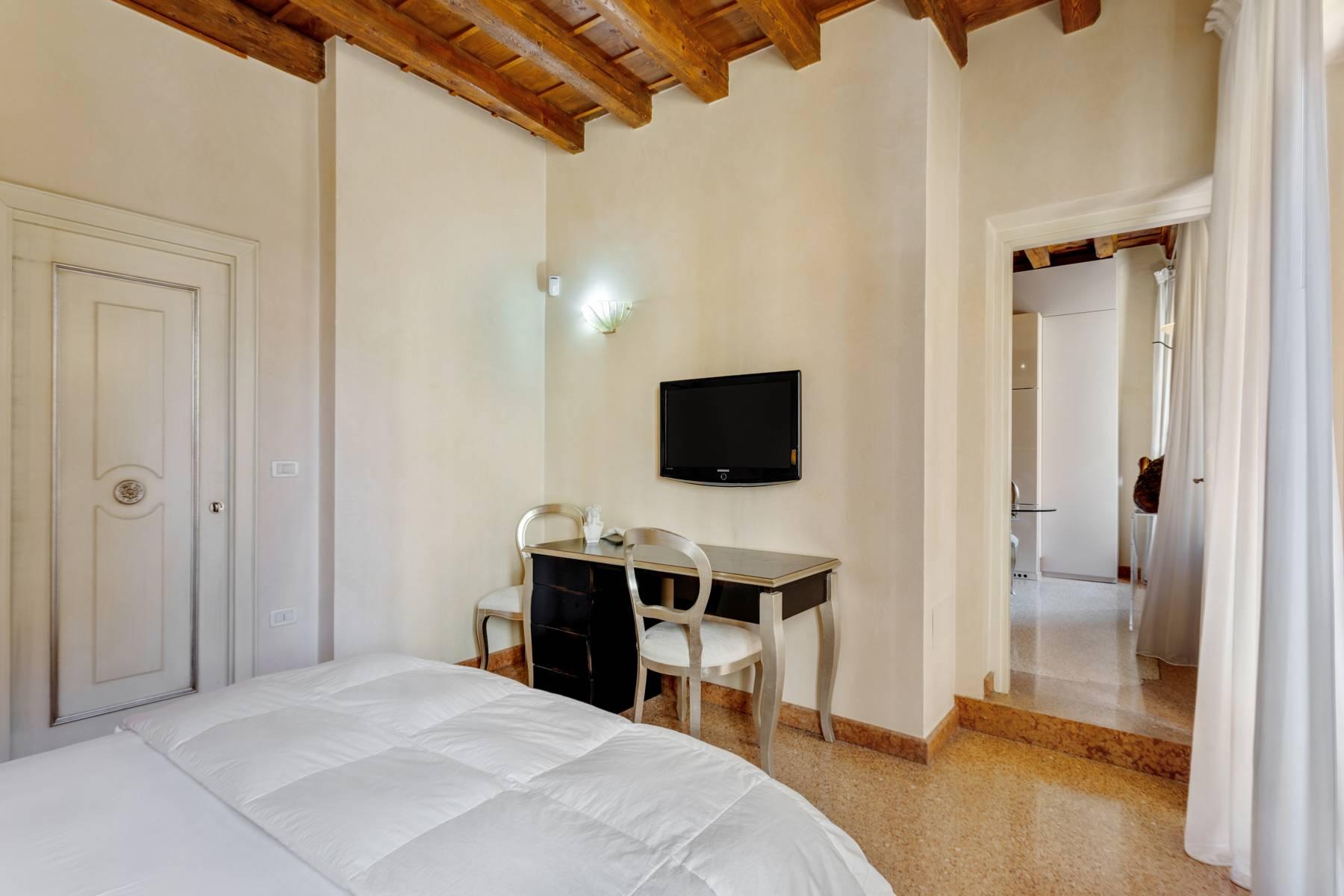 Bezaubernde Wohnung in einem adeligen Palast nur wenige Schritte von der Piazza delle Erbe entfernt - 6