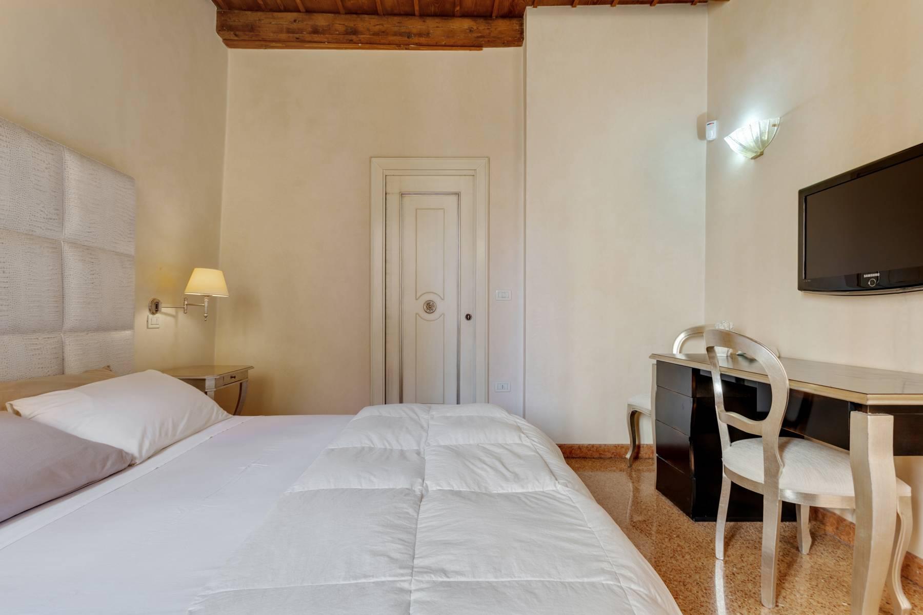 Exquisite apartment just few steps away from Piazza delle Erbe - 21