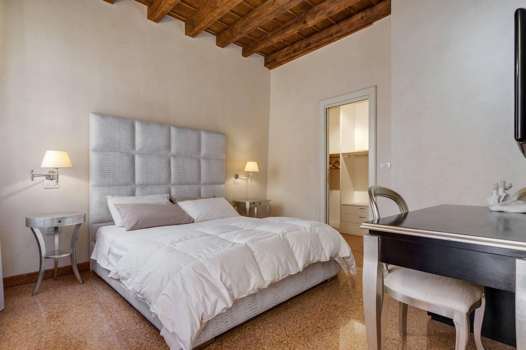 Exquisite apartment just few steps away from Piazza delle Erbe - 4