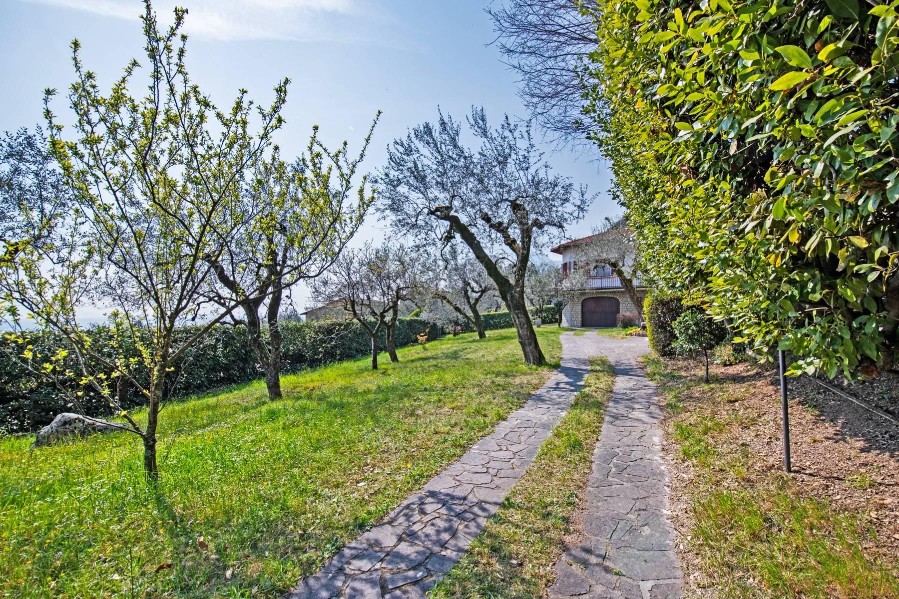 Вилла с видом на озеро в Гарньяно в окружении оливковых деревьев - 34