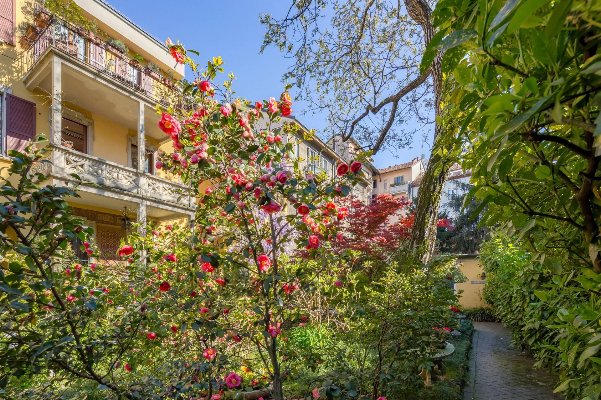 Elegante Residenz mit Blick auf einen üppigen Blumengarten - 16