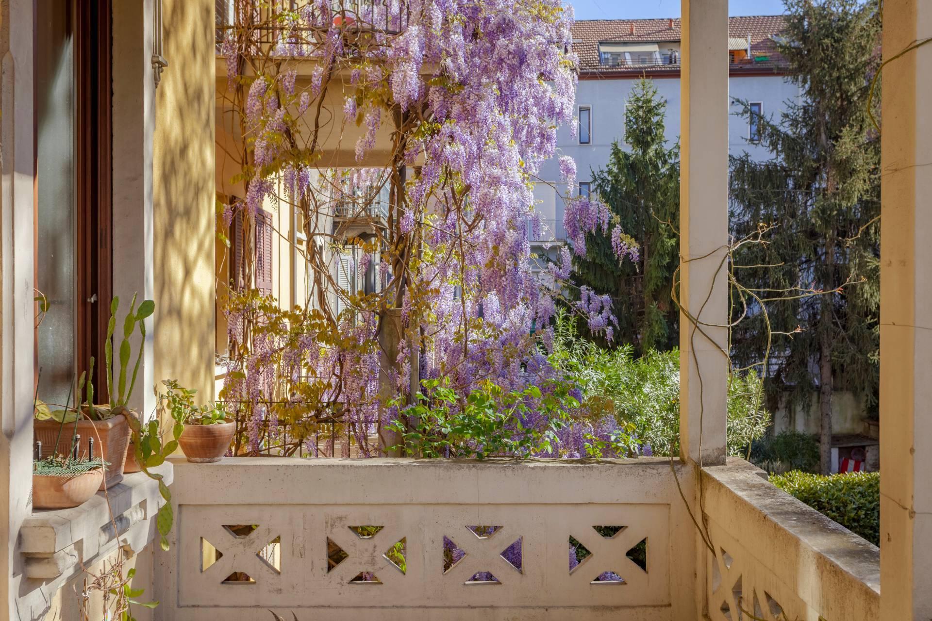 Elegante Residenz mit Blick auf einen üppigen Blumengarten - 3