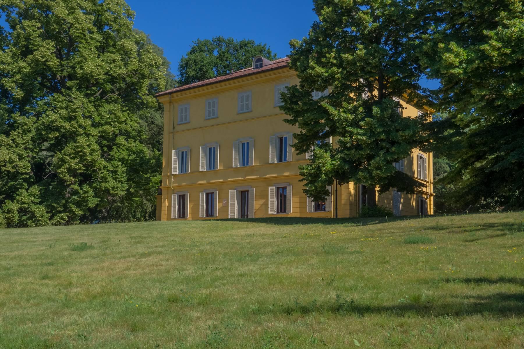 Elegant seventeenth-century villa surrounded by greenery - 1
