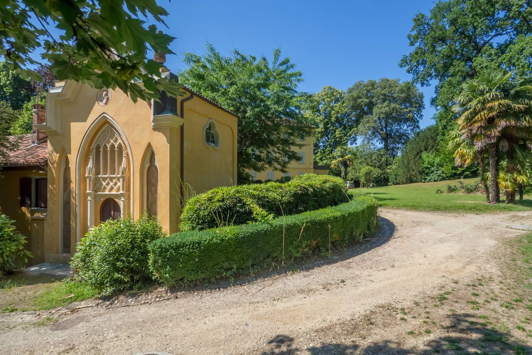 Elegant seventeenth-century villa surrounded by greenery - 18