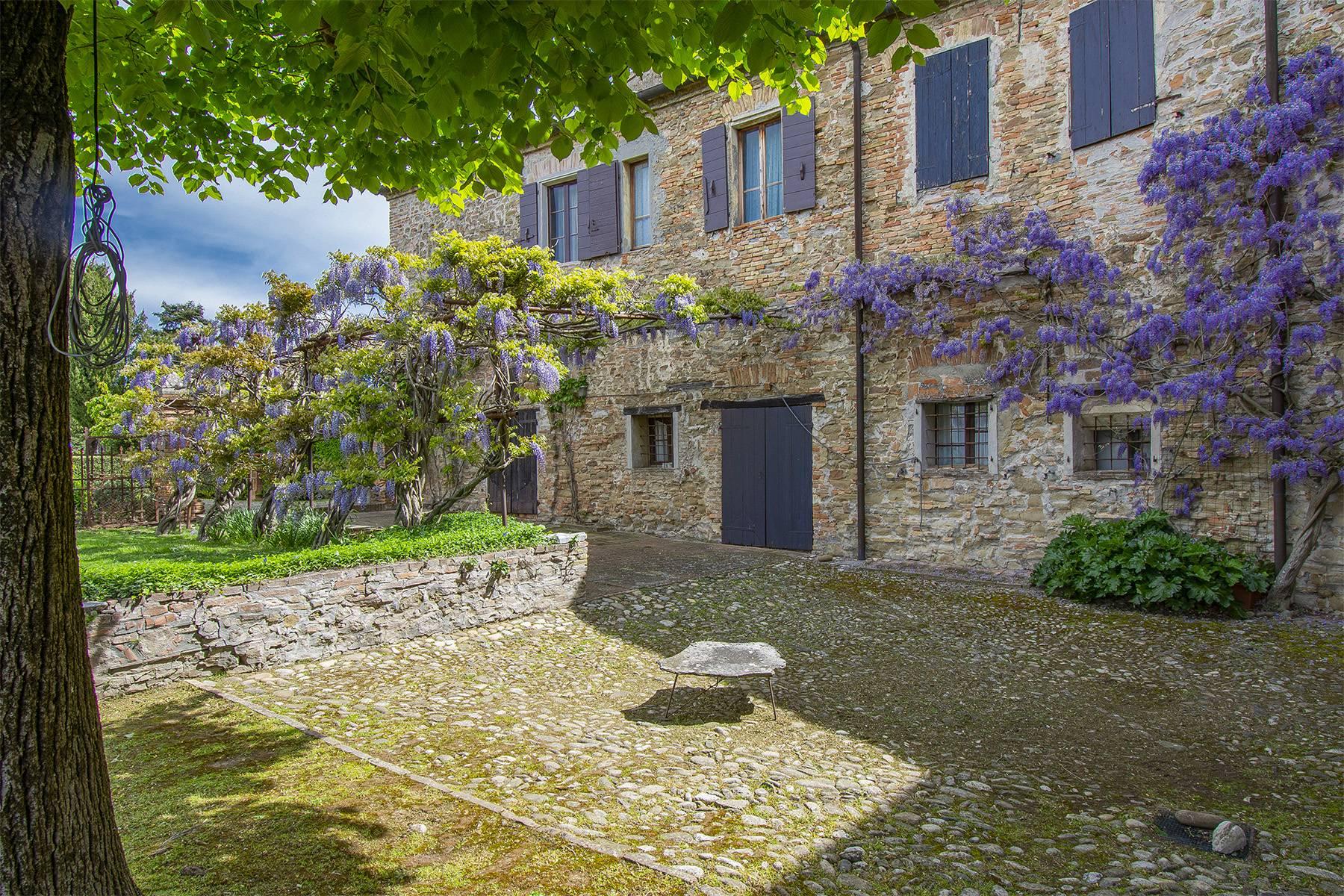 Wunderschönes Schloss aus dem Jahr 1200 mit Blick auf das alte Dorf Monteleone - 9