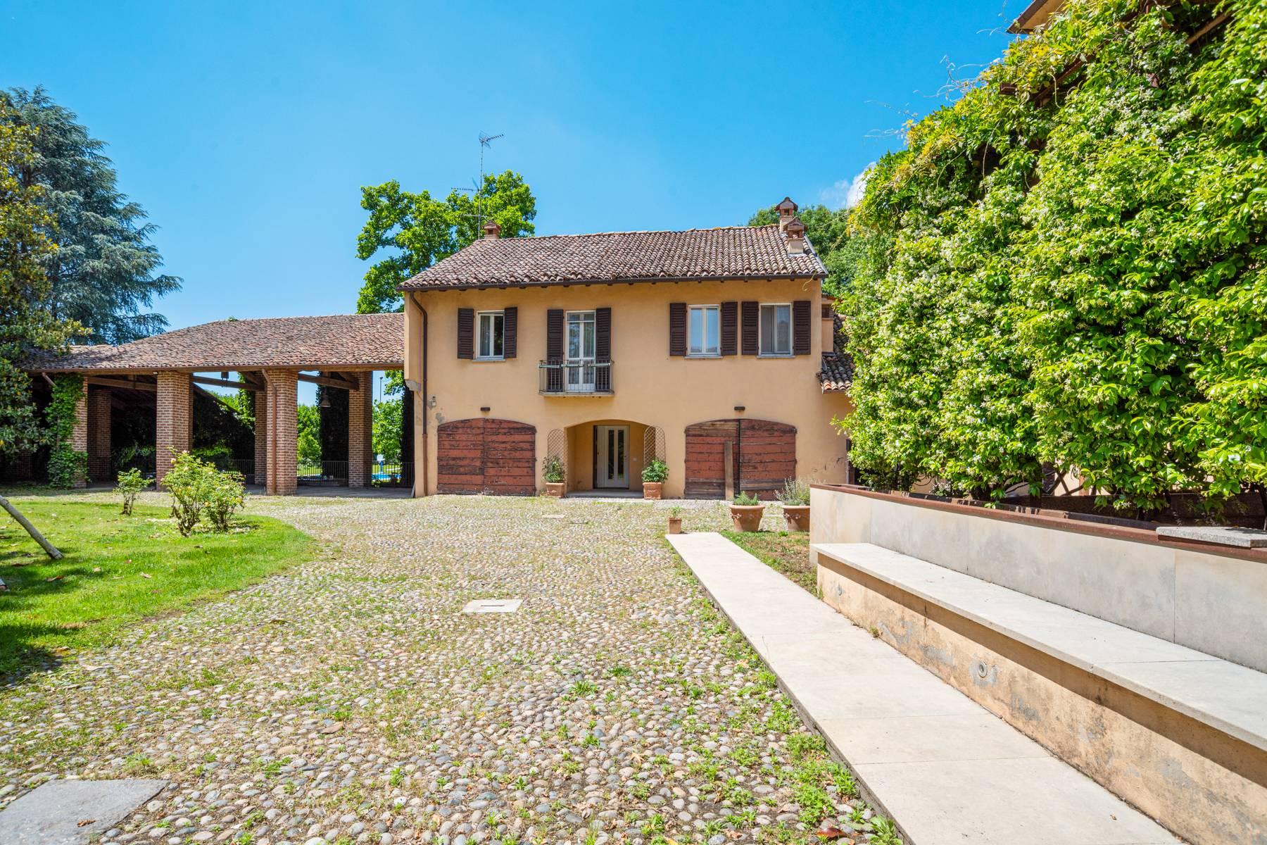 Magnificent property surrounded by greenery in Pavia - 23