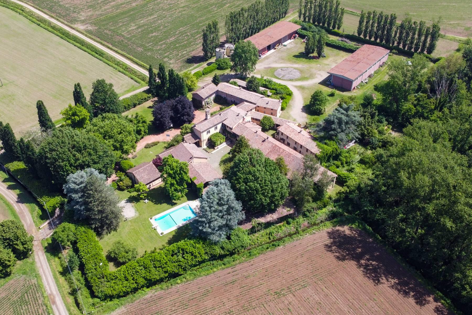 Magnificent property surrounded by greenery in Pavia - 32