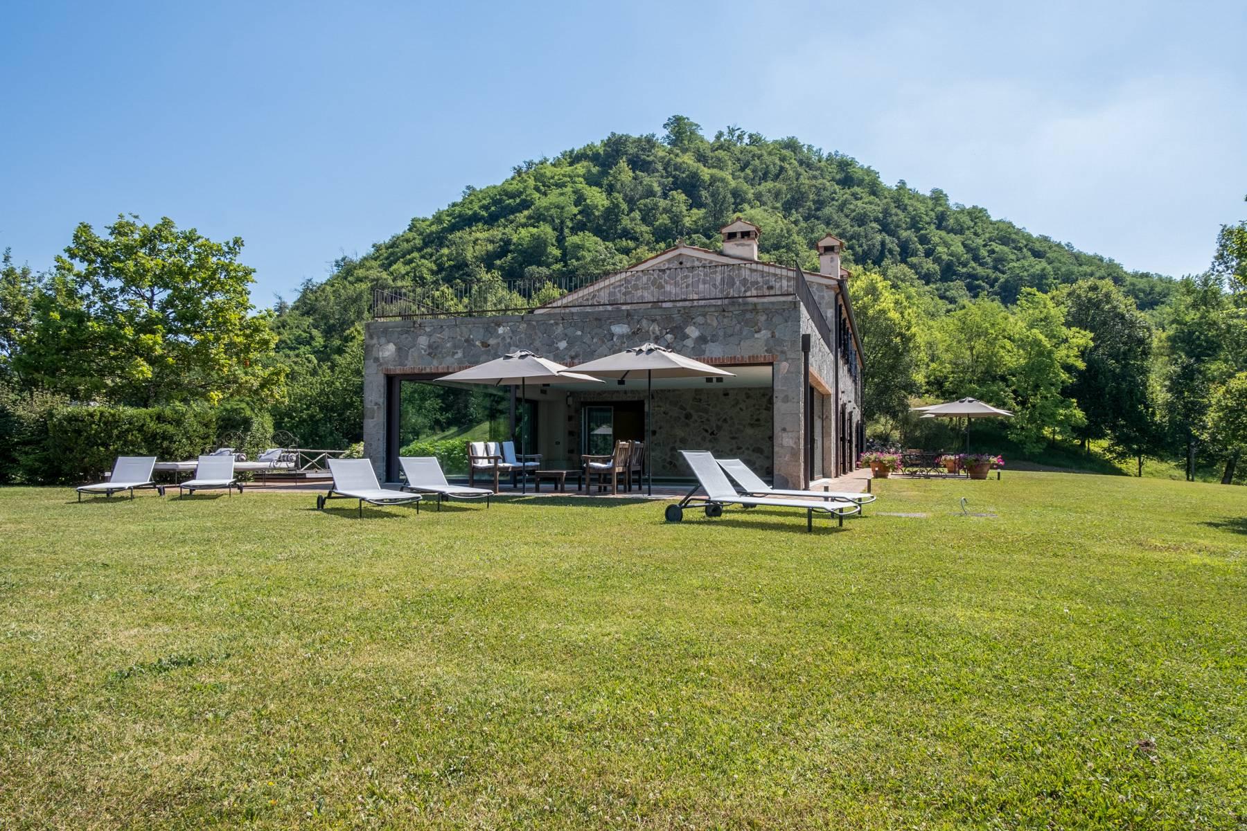 Favoloso casale rustico in collina ristrutturato con piscina e tenuta agricola a vigneti - 3