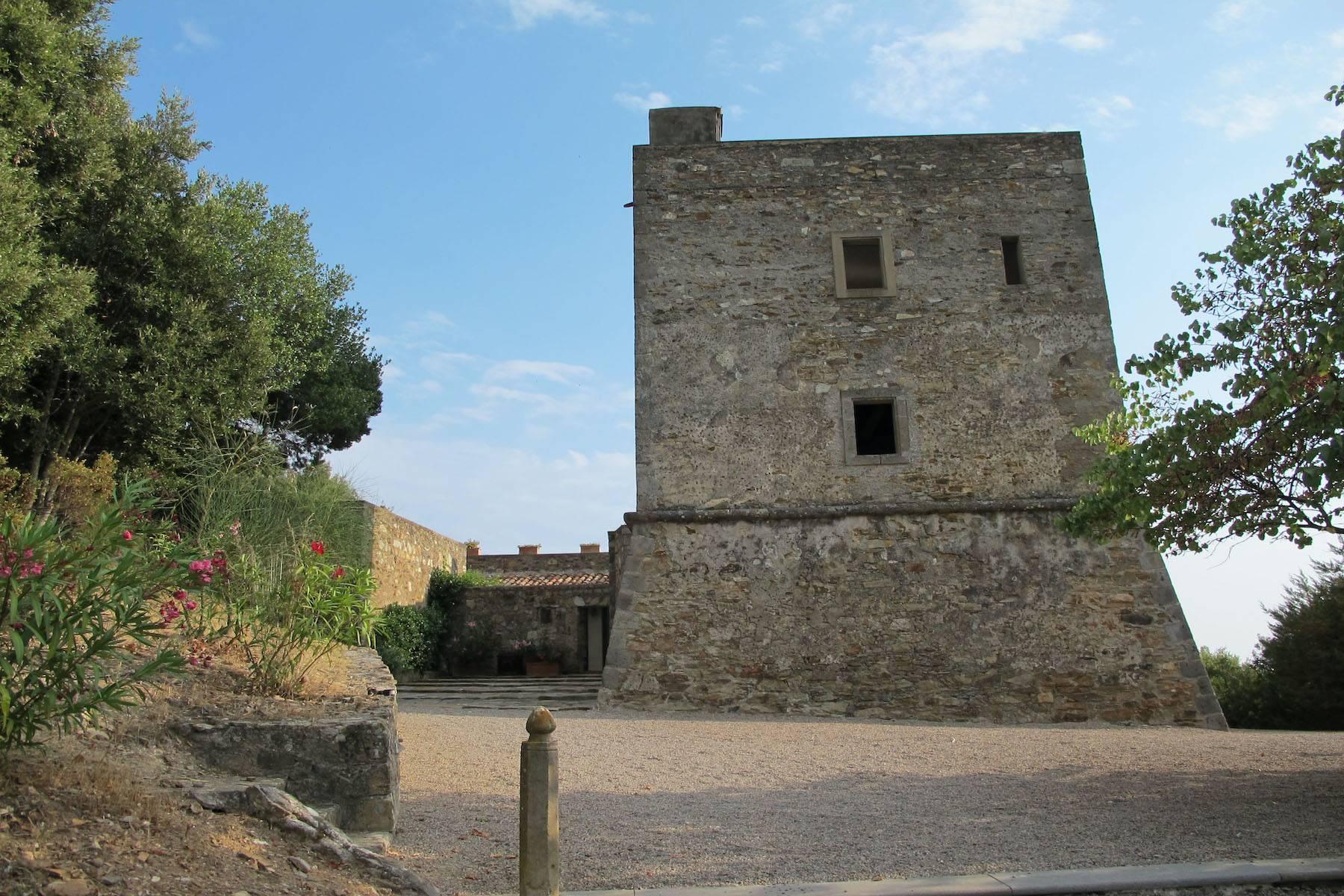 Древняя сторожевая башня 15 века на скале с прекрасным видом на море - 16