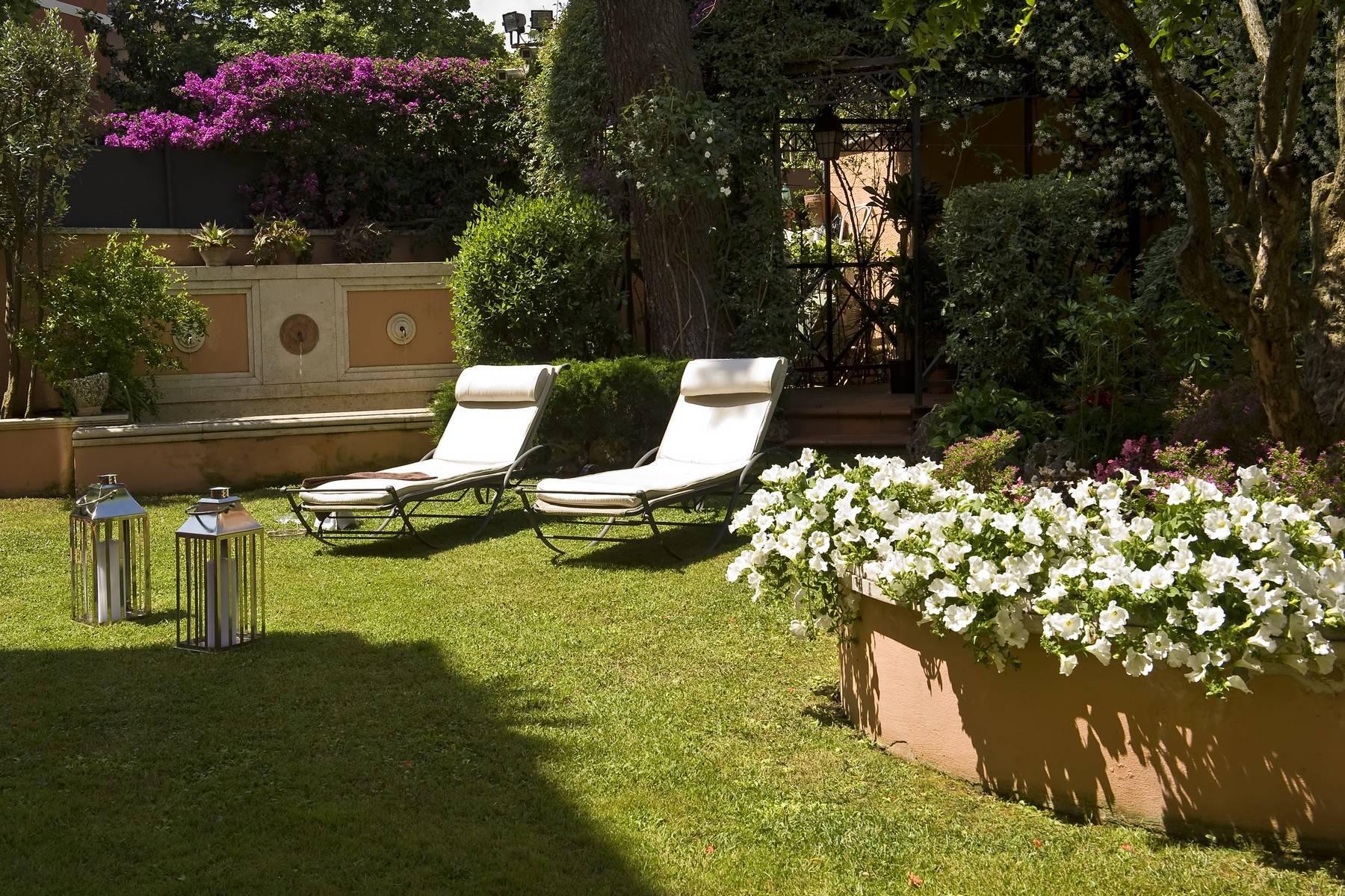 Luxurious villa with private garden - 22