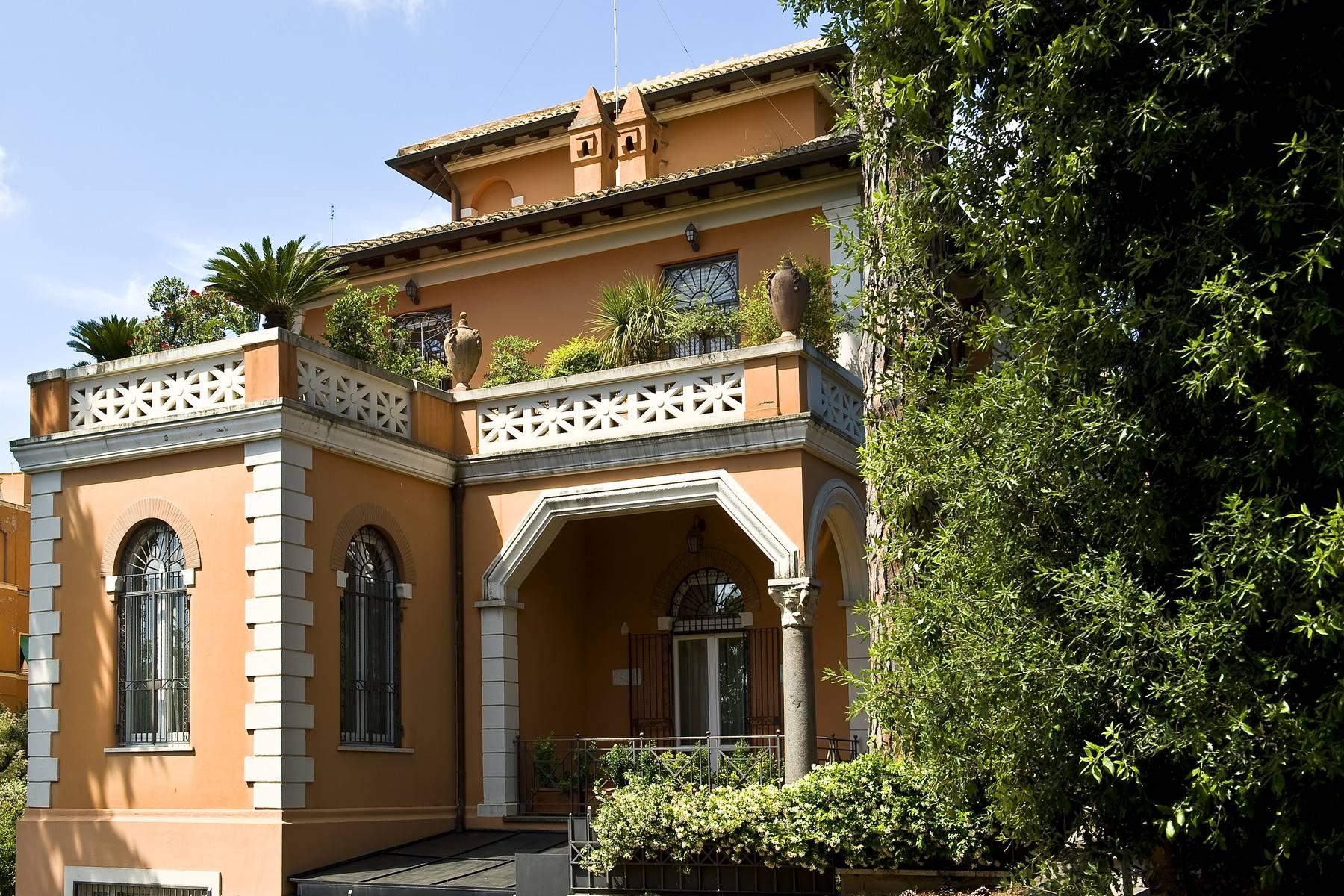 Luxurious villa with private garden - 1
