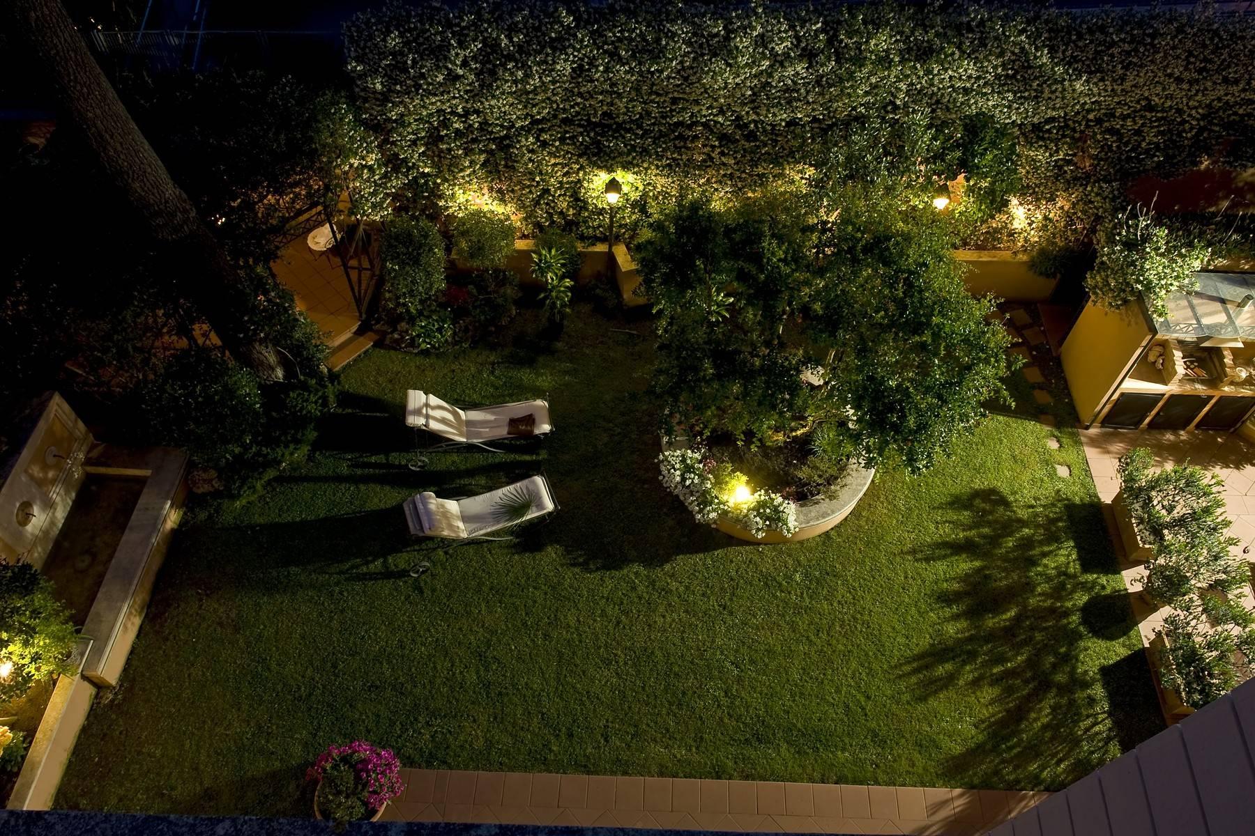 Luxurious villa with private garden - 28