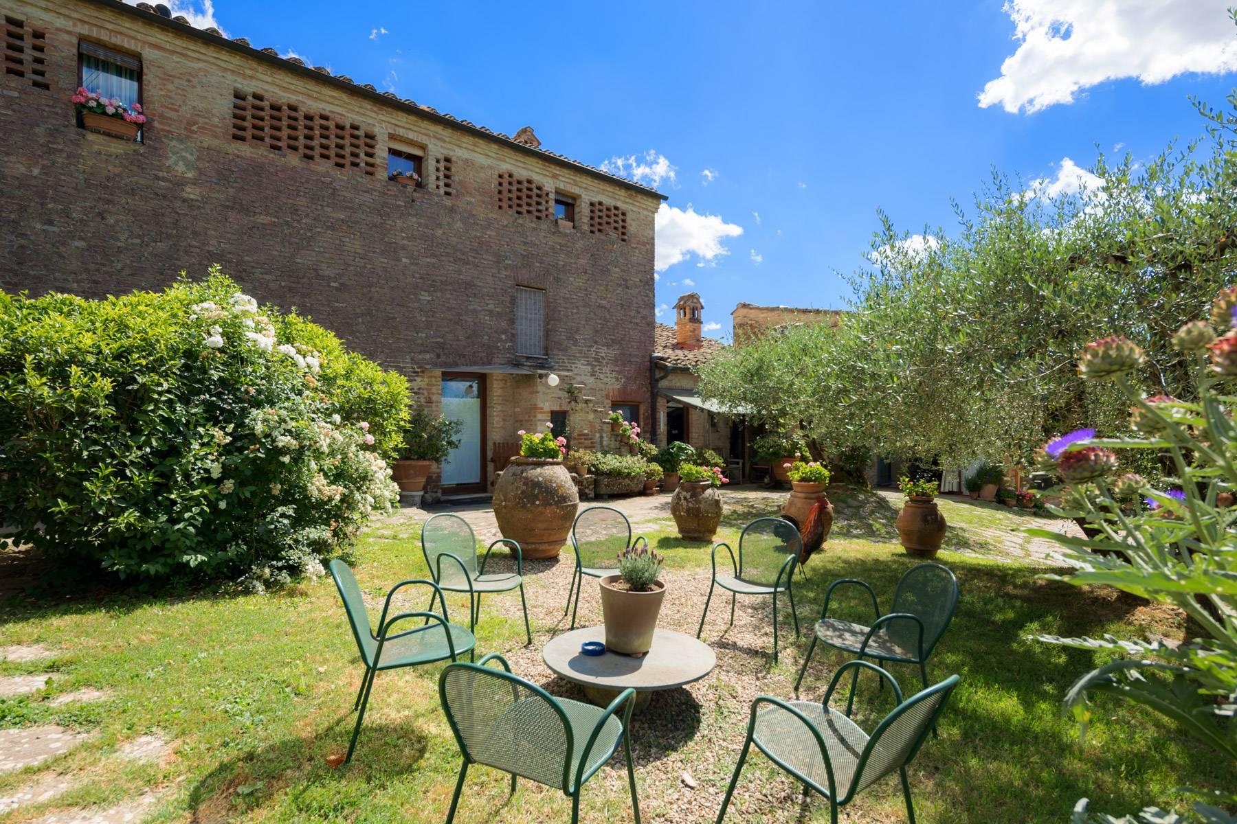 Enchanting farmhouse with agriturismo on the outskirts of Siena - 2