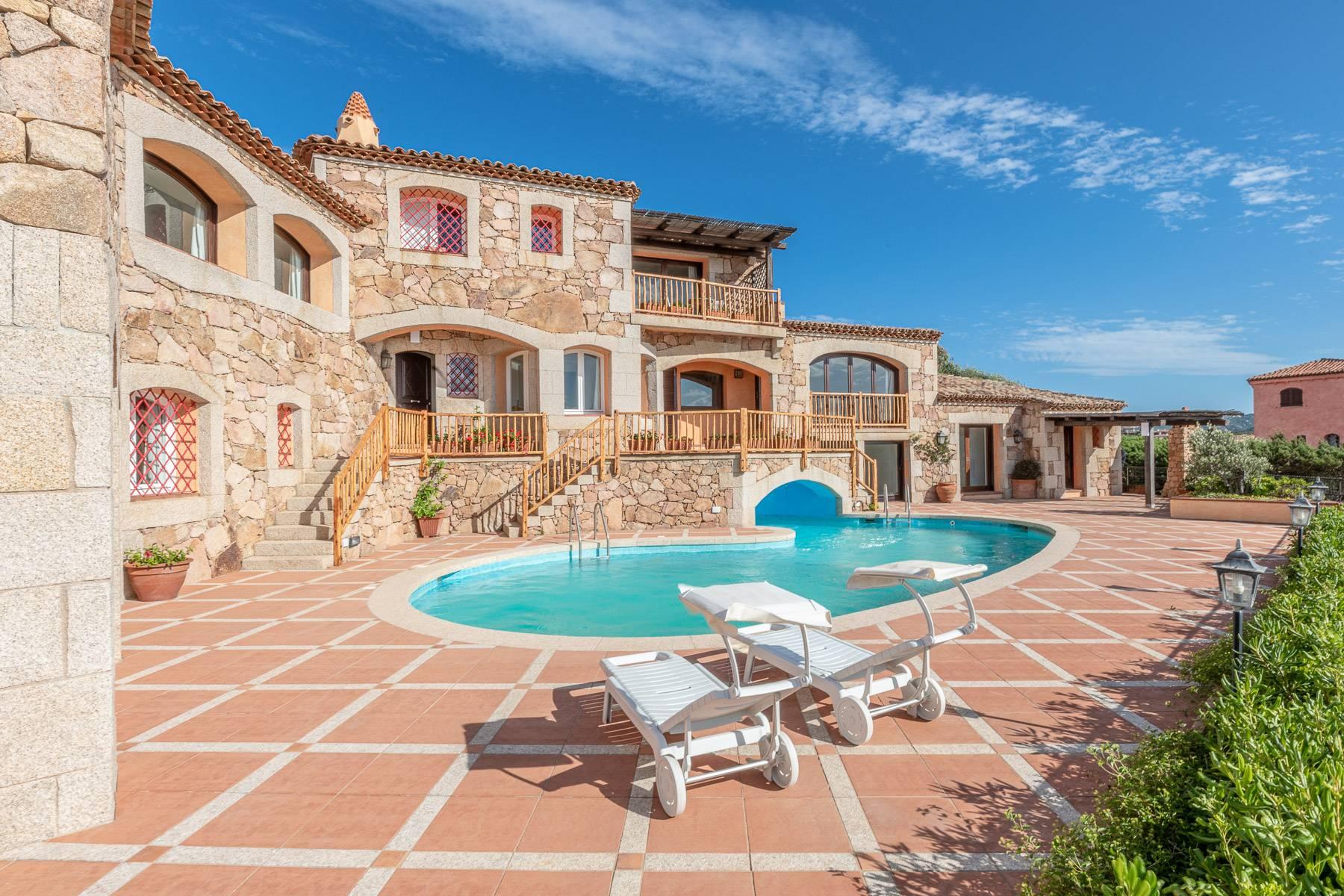 Important independent villa with beautiful panoramic views of the bay and marina of Porto Cervo. - 2