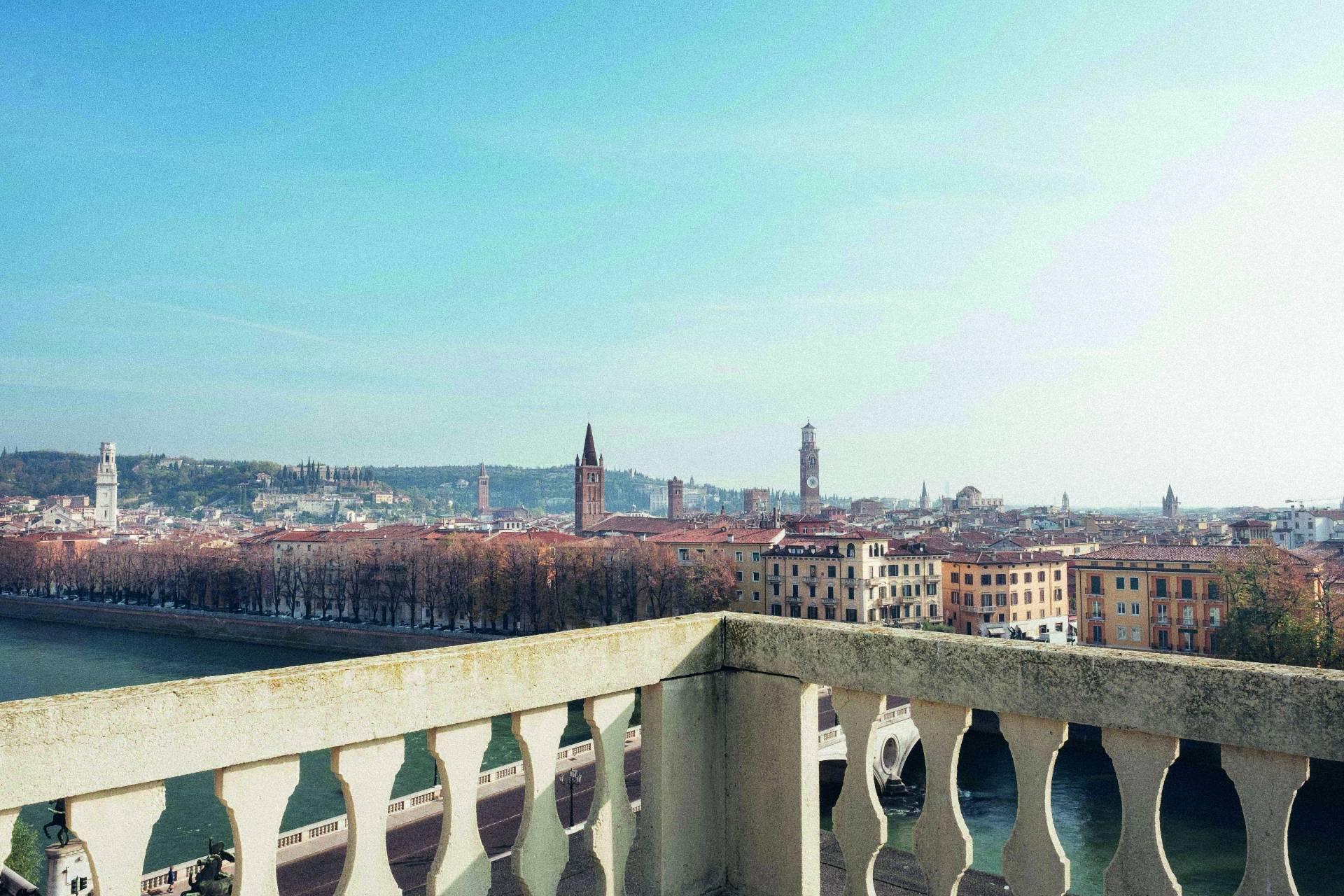 Appartement élégant dans un bâtiment historique majestueux surplombant le fleuve Adige - 1