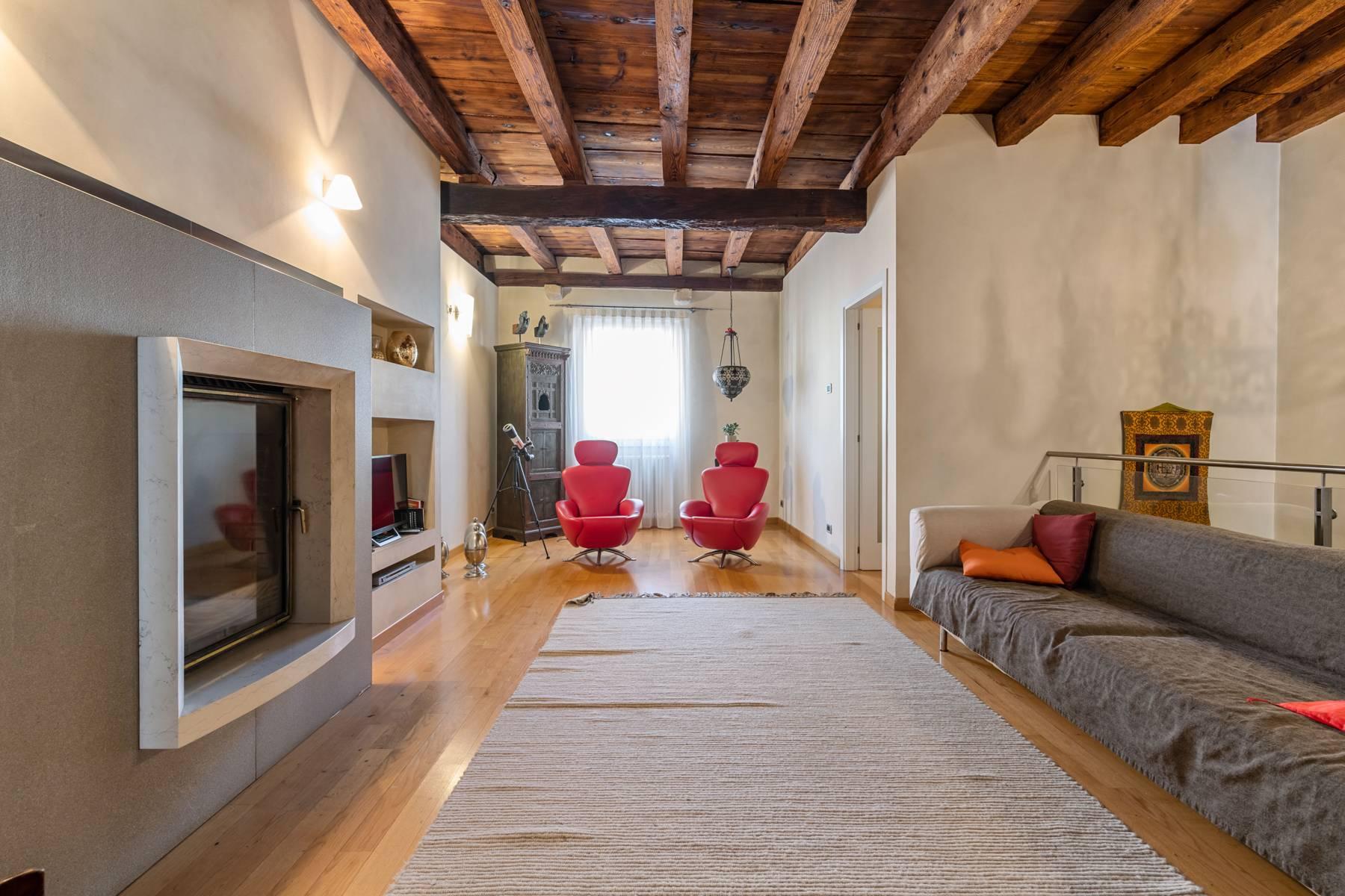 Elegant 15th century building, completely renovated in the historic center of Serravalle - 4